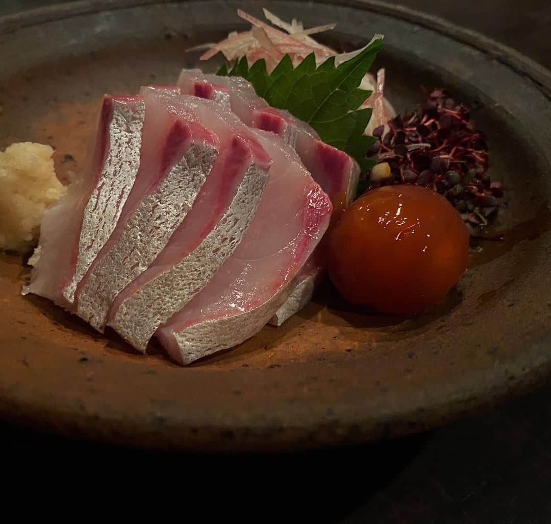 後藤しおりのインスタグラム：「夜の賄い。お刺身が食べたくて、ワサビがなかったので冷蔵庫の残りものの薬味を刻んで漬けておいた卵黄。」