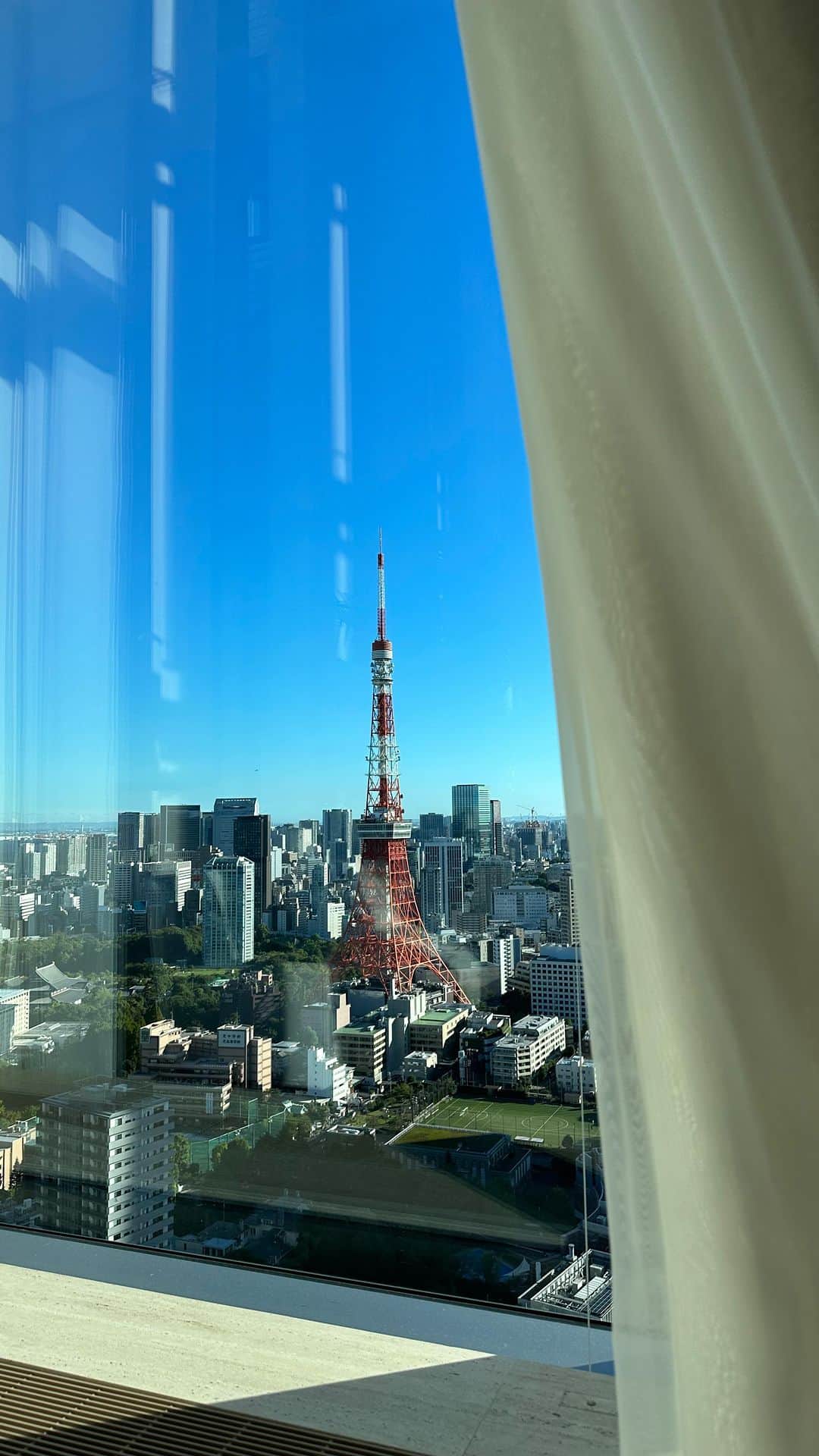 山賀琴子のインスタグラム：「大好きな東京エディションで🗼  -Minimal Chocolate Afternoon Tea- 日本発のチョコレートブランド「Minimal - Bean to Bar Chocolate -(ミニマル）」とのコラボレーション アフタヌーンティー。 普段あまりチョコを食べないのだけど、チョコレートってこんなに美味しかったっけ！と感動。カカオの香りが口いっぱいに広がる幸せときたら... しばらく余韻に浸りたいと思います笑  11/20までの開催だそうです🍫🫖」