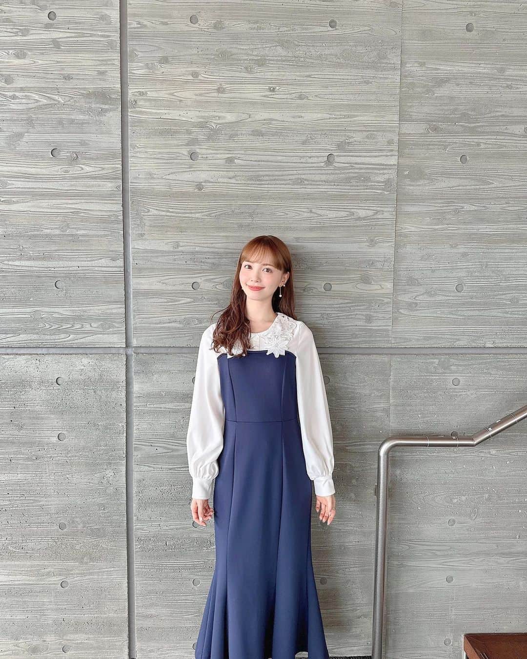 山根千佳のインスタグラム：「. . まだまだ暑い日が続いているけど 衣装は秋らしくなっています🧸🍂  @sachiemon ちゃん いつもありがとう♡♡  ラジオ配信アプリ「Artist spoken」 更新されているのでぜひ🌼  大相撲九月場所も残り5日！！ 優勝争いも全くわからない展開！！ . . #emiriawiz #エミリアウィズ  #ワンピース #ワンピースコーデ  #襟付きワンピース #ドレス #dress  #お呼ばれコーデ #お呼ばれドレス  #パールアクセサリー #パールピアス  #パールリング #ロングヘア #山根千佳」