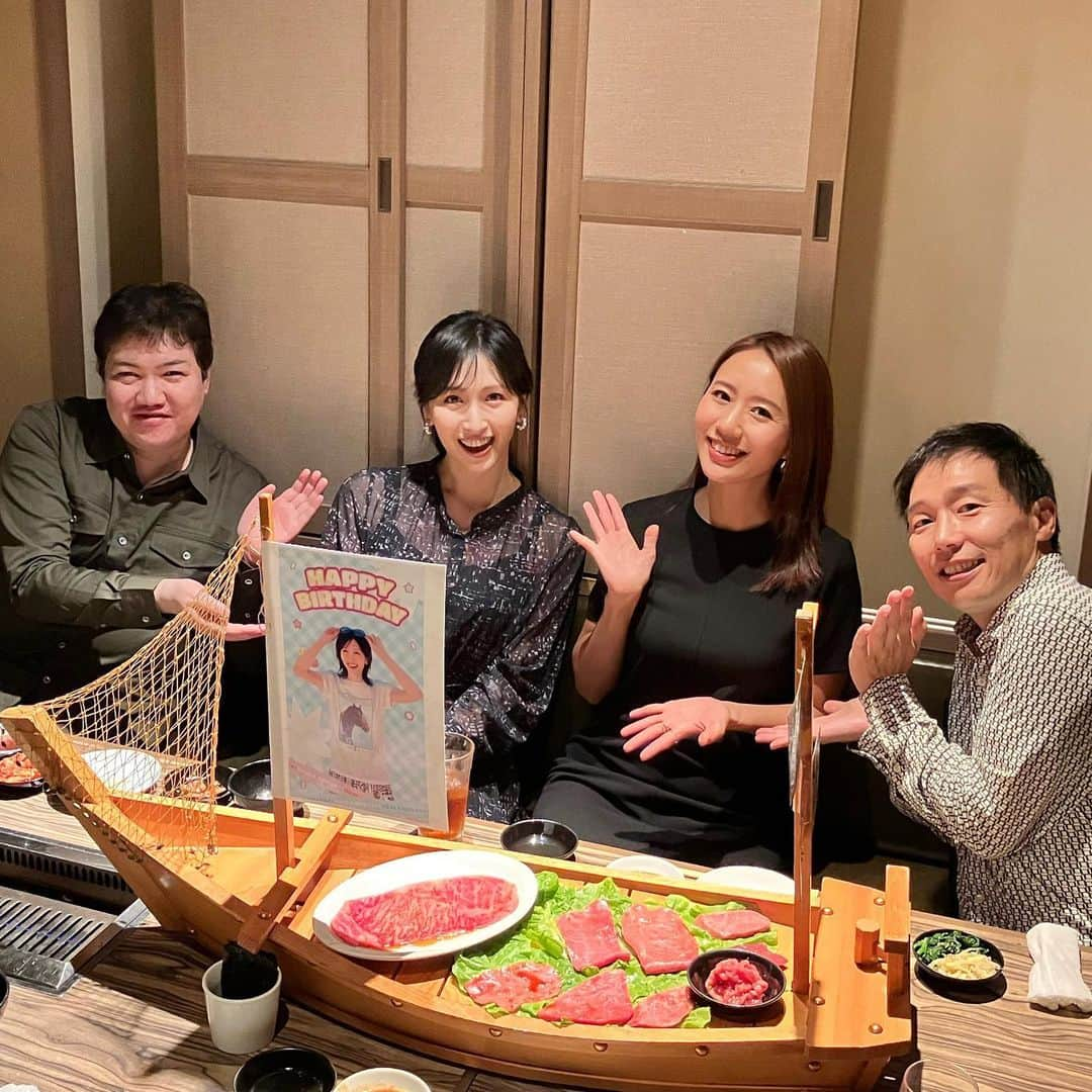 横山ルリカのインスタグラム：「. 小林さん、井内さん、真彩ちゃんに 少し早い誕生日のお祝いをしていただきました🥰🎂  豪華な肉舟の帆には、なんと私の写真が😳⛵️  真彩ちゃんがデザインしてくれたそうで 悪天候の中、北海道から大変な思いをしながら駆けつけてくれたことにも感謝😭✨  楽しいメンバーで美味しいお肉をいただき、とっても幸せでした🥳  何から何まで本当にありがとうございました🙏❣️  #小林弘明 さん #井内利彰 さん #守永真彩 ちゃん #肉船 #誕生日サプライズ  #ありがとうございます #焼肉 🥩 #焼肉ジャンボはなれ」