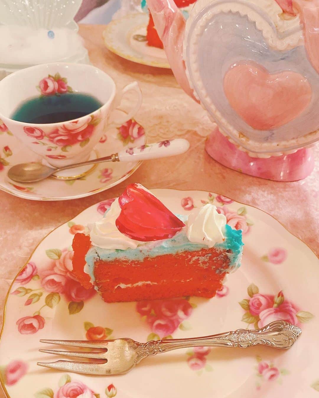 伊藤芽衣さんのインスタグラム写真 - (伊藤芽衣Instagram)「Oshicoco×アコリットコラボ🎀  目白にある とってもかわいいカフェ♡ アコリットさんにて。 ⁡ マリンハネムーン  アフタヌーンティーセットを いただきました♡ ⁡ パステルピンクと みずいろがとっても可愛い♡ ⁡ （打ち合わせしていなかったのですが、 咲姫ちゃんがみずいろ、 めいちがピンクのお洋服でした♡） ⁡ 推しと過ごした、 ハネムーンの思い出を イメージしているそうで…！ ⁡ 推しと写真を撮りやすい仕掛けが いっぱいでした♡ ⁡ めいは カワスタでお迎えした 推しぬいちゃんたちを 連れていきました♡ ⁡ 9月22日（金）までなので、 気になる方はぜひ♡ ⁡ かわいいのは もうもちろんなんだけど、 お味もとってもおいしかった♡ ⁡ ♡♡♡♡♡ ⁡ pr @oshikatsu_media  さま @cafe_acorite さま ⁡ ご招待ありがとうございました♡ ⁡ #oshicoco  #推しと新婚旅行 #カフェアコリット #アコリットカフェ #推し活カフェ #推し活」9月19日 18時49分 - itoumei