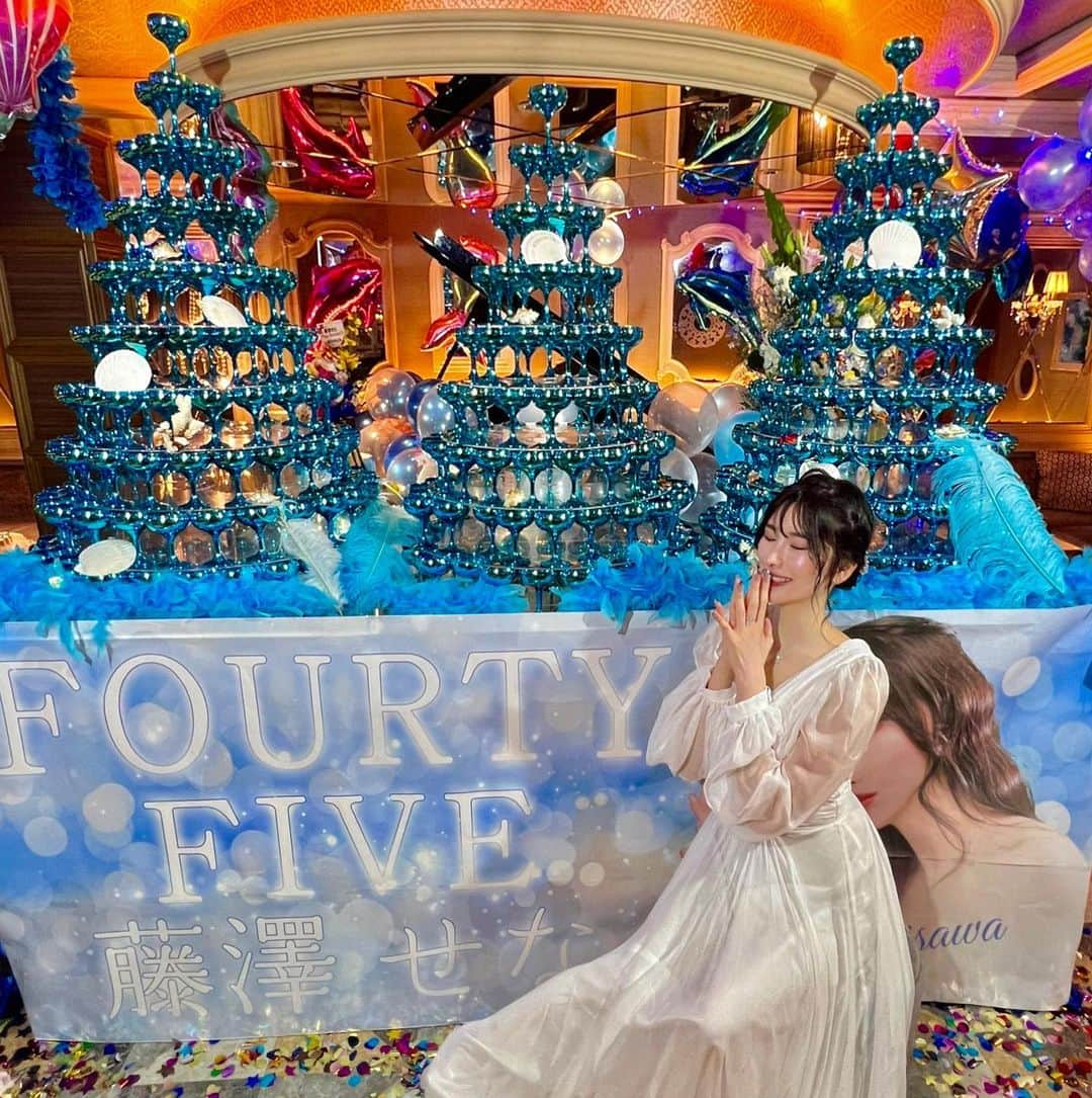 藤澤せなのインスタグラム：「リアルバースデー💙 今年はバースデーイベントしませんでしたが、当日にタワーがありました✨ アルマンドタワー✨ありがとうございました😿✨ 月間ポスターのテーマがマーメイドだったので、それに合わせたかんじに @hanaichi_rakuza さんにお願いしました🐚🐬🫧  今年もカラーは青系です🥰  他にも、当日お祝いにしてきて下さったお客様方、ありがとうございました✨  ドレスは去年 @ichijyo_hibiki さんが着用していた @chizuru_vanityme のものです♡袖のあるヒラヒラロングかわいい♡ 月間まだ続いていますのでお祝いおまちしてます🥰 9月残りよろしくお願いします‪🫶🤍」