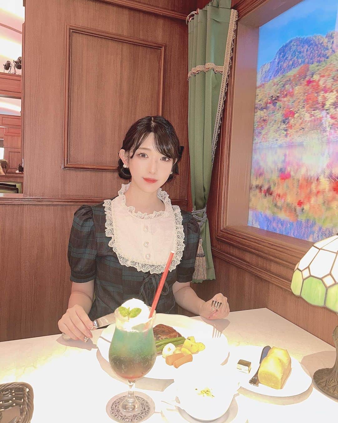れみぱんのインスタグラム：「西武園ゆうえんちに行ってきたよ🎡 : ランチは食堂車レストランの黄昏号に行ったんだけど四季折々の風景が車窓から見えてとても良かった✨ずっと景色見ちゃう！ : 商店街のブギウギ祭りも丁度良く見れて楽しかったー！ : ウルトラマン・ザ・ライドが新しく出来てて、ゴジラ・ザ・ライドも楽しかったけどこっちも迫力がすごくて最後拍手だった👏 : また写真沢山撮ったから載せて行くね〜📸 : #西武園ゆうえんち」