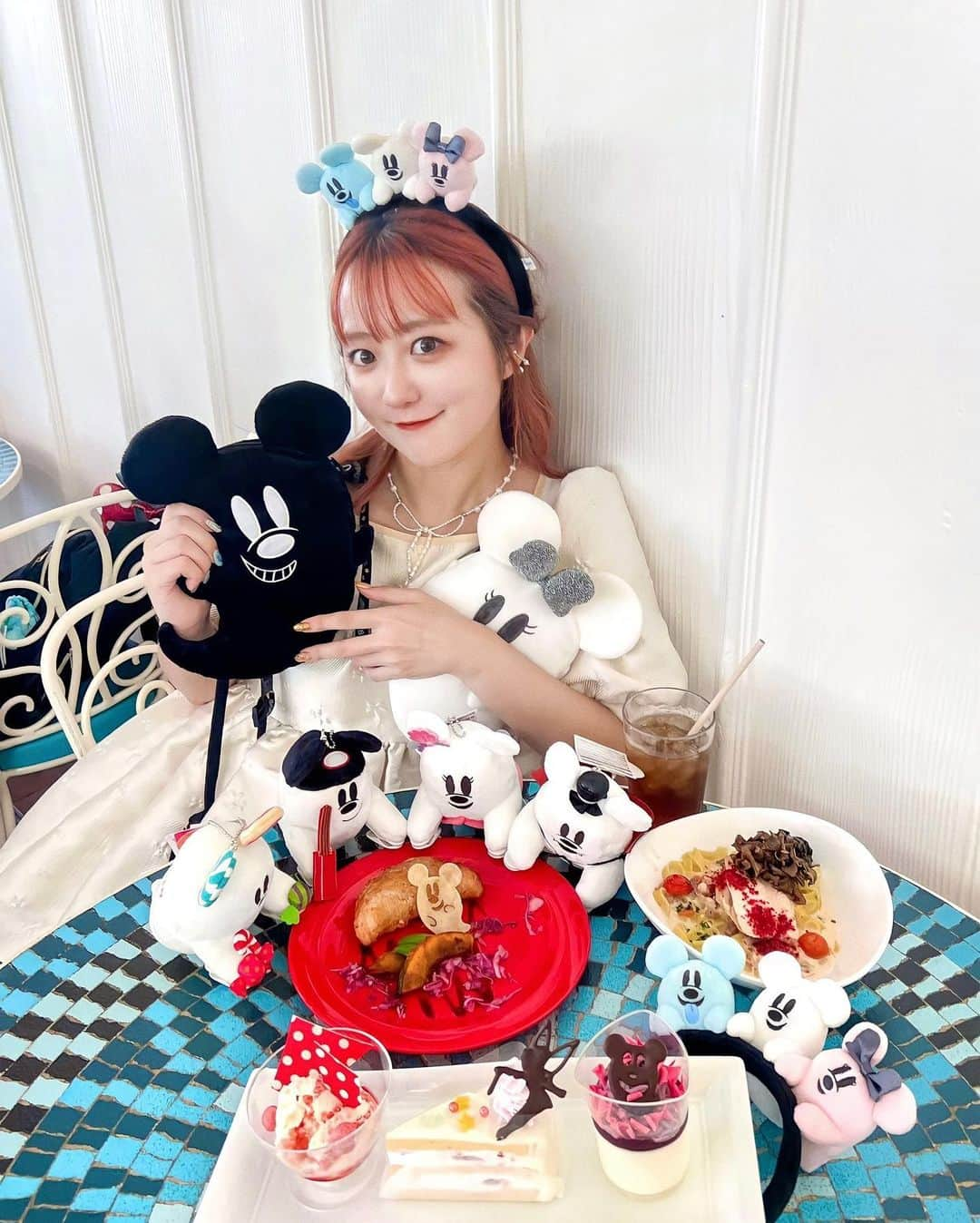 中島絢乃のインスタグラム：「👻🩶🖤  .  東京ディズニーランド 📍プラザパビリオンレストラン で食べられる 可愛いハロウィーンメニュー😋💞👻  -------------------------------- ☑︎スペシャルセット　¥2200  ・エビとラタトゥイユのパイ包み、ベジタブルマリネ添え ・チキンとマッシュルームチャウダーのフェットチーネ ・ソフトドリンクのチョイス  -------------------------- ☑︎スウィーツセット　¥1580  ・フロマージュブランムース＆紫イモクリーム ・スペシャルケーキ ・ストロベリー＆マスカルポーネチーズケーキ ----------------------------------  全部美味しかったー！😋💞🍝  まだまだ暑くてしかもどこも混んでいて なかなか座ってゆっくりご飯できないので プラザパビリオンの室内は天国でした、、🥹👏💞 ありがたや〜🥹💞  テーブルは おばけちゃんだらけにしてみたよ👻💞  〰〰〰️〰〰〰〰️〰 #disneysisters_jp ☜中島姉妹ディズニー投稿まとめ @nakajimasisters_jp ☜姉妹アカウント🎃」