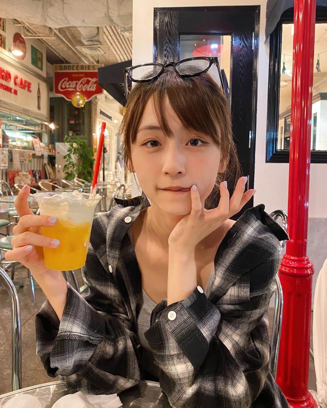 なつぴぴのインスタグラム：「America in Tokyo?🗽🇺🇸 . . アクアシティお台場の3階にあったけど、私のお気に入りだからみんな行かないでね🗽 うしょだよ。おすすめです。 . . . #お台場 #ロングボードカフェ #海外風 #デートコーデ #ペット可 #レストラン #ペット可カフェ #ストリートファッション #ママコーデ #女の子ママ #デート服 #秋服 #秋コーデ #ネルシャツ」