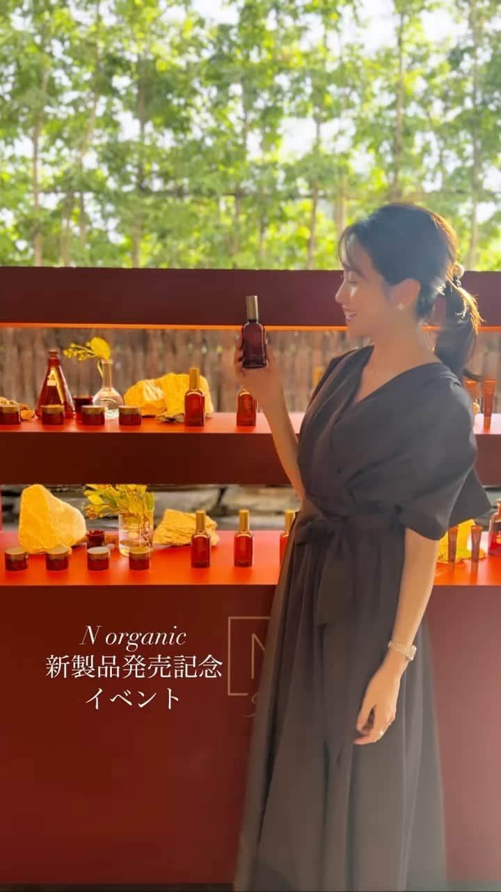 のインスタグラム：「先日、N organic 新製品発売記念イベントにお邪魔させていただきました😌✨   今回 N organicから最高峰*シリーズのN organic Plenumが発売されます。 シワなどエイジングサインを引き起こすと言われる菲薄化に注目。  リンクルダイレクト エッセンスでは有効成分 ナイアシンアミドを配合されているそうです💎     一足先に試させて頂きましたが  ローションはとろみがあってしっとりすーっと馴染んでくれて、目元美容液はこっくりと濃厚な感じだけどもさらりとなる感じでした☺️✨ クリームはしっかりと蓋をしてくれる感覚ですが ベタつかないためメイク前でも使用できるそうです🥺  *N organicスキンケアライン成分数比較 @norganic_official     #NorganicPlenum #プレナム #Norganic」