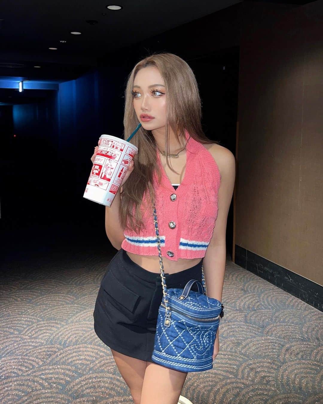 のインスタグラム：「そういえば、アンジェちゃんとBarbie観に行って来たときの🍿💞 ピンクの服着て、メイクもピンク系にした(笑) ・ ・ #nuts #fashionista#followme#l4l #instagood#fashion#style #streetstyle #gal#likeit#liketime#model#ootd #셀카 #셀스타그램#barbie #バービー」