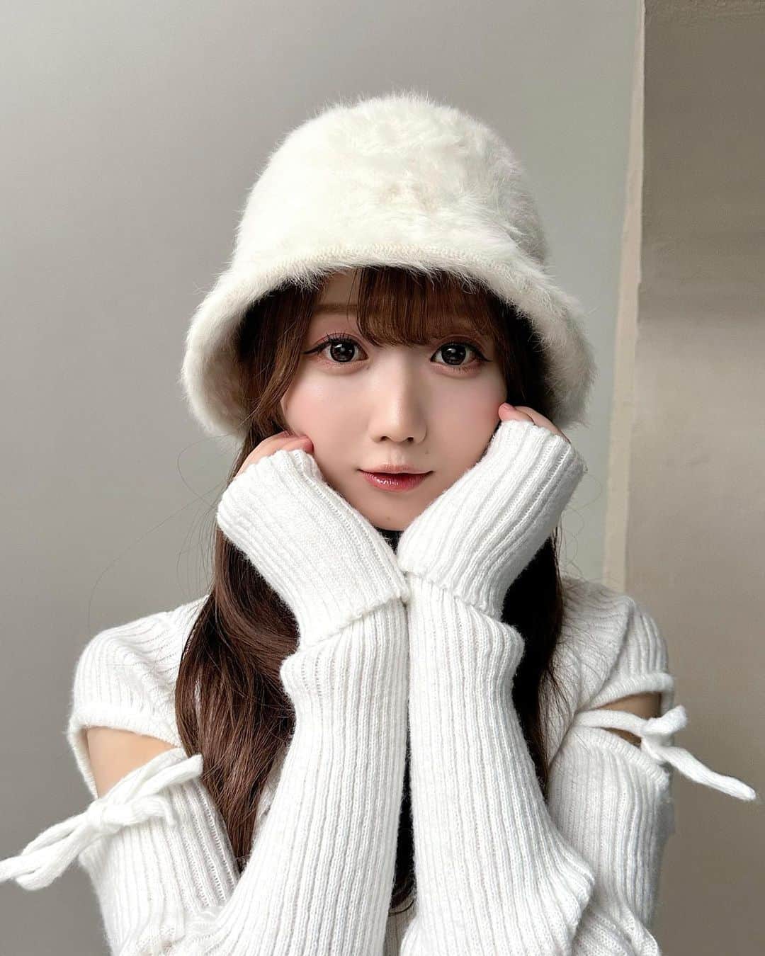 大谷映美里のインスタグラム：「ふわふわ大好き☃️ 新作が今日20時から販売になります🤍 バケハとブーツもあるよ〜👢❕  バケハはふわっふわなの〜☁️ これからの季節に大活躍してくれるはず🤤 中の紐で調節可能です♡ ブーツのファーは取り外しできます🫶🏻 足首細めの形になっているので ロングブーツでも足が細く見えるよ〜♪  来週はユニセックスアイテムもあるのでお楽しみに🐈🩶 いつも可愛く身につけてくれてありがとう💕 #RoseMuse」