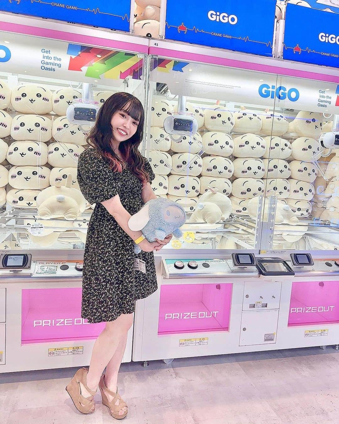 白井佑奈のインスタグラム：「🎮  GIGO総本店のレセプションに行ってきたよ🫶    池袋駅の35番出口からサンシャインシティに行くに寄りたくなる位置に出来てて行きやすい😍✨      とんでもなく広いゲームセンターだった❤    ＼フロアマップはこんな感じ／ 1.2階：クレーンゲーム  3階：プリクラ&アーケードゲーム  B1階：音ゲー    クレーンゲームは筐体の数が多すぎ！笑  自分の好きなキャラクターのぬいぐるみ等のグッズに出会えること間違いなし😘      この店舗にはたい焼き屋さんもあって、なんと「GIGOロゴ焼き(小倉あん)」も✨      新しい遊びスポットが出来たからぜひ皆も行ってみてね🫶     ＊＊＊＊＊＊＊＊＊＊  お仕事依頼はDMへ💌💭 ＊＊＊＊＊＊＊＊＊＊    プロフィールリンクはこちら👉 @yuna_smile0130      #GIGO総本店#池袋#池袋グルメ#池袋観光#池袋遊び場#池袋ゲームセンター#池袋ゲーム#ゲームセンター#池袋デート#池袋西口#GIGO#ikebukuro#週末デート#週末お出かけ#雨の日#雨の日の過ごし方#雨の日デート」