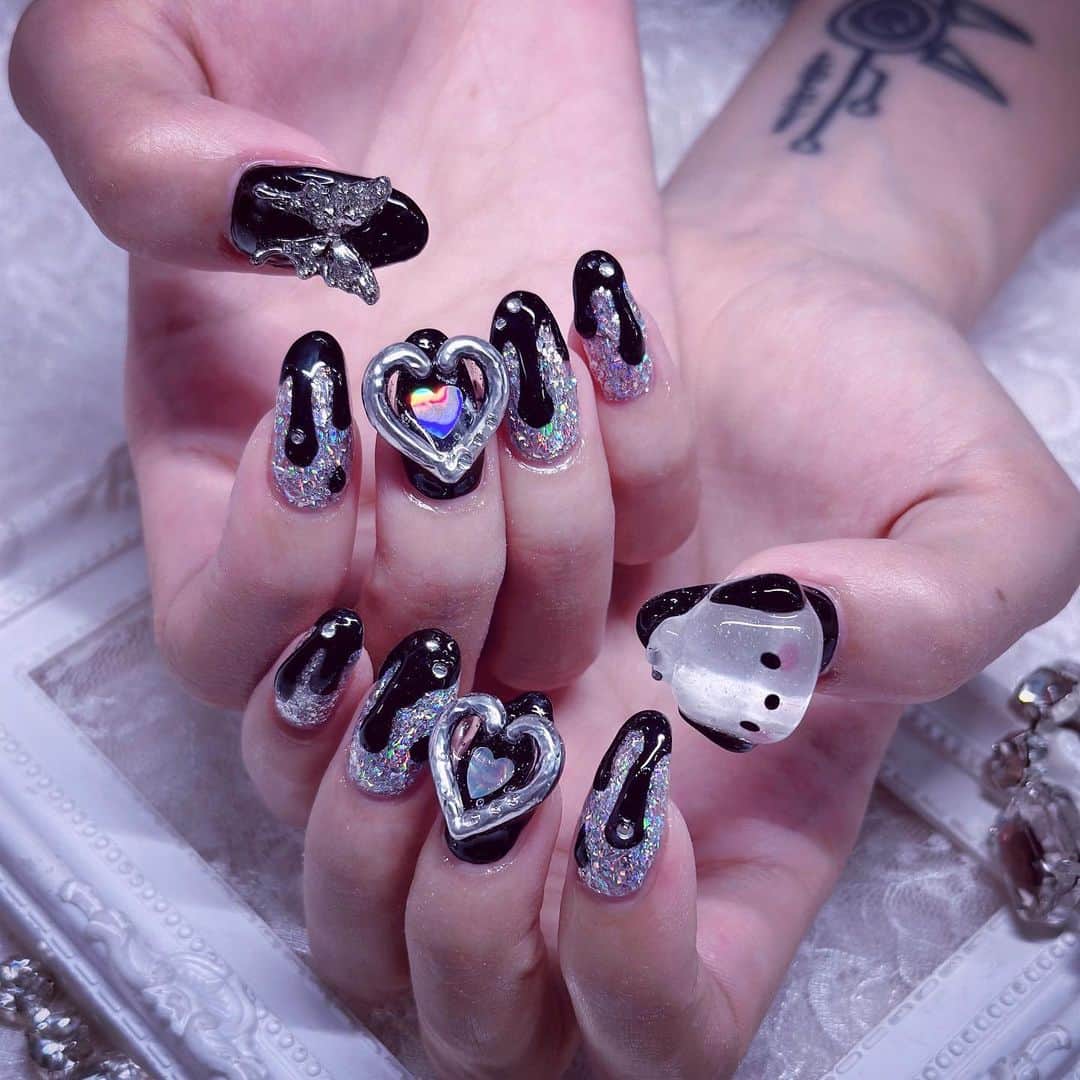 ゆえるのインスタグラム：「🖤🩶🤍  ぎらぎら  #ネイル #nail #きらきらネイル #ぽちゃっこ  #アイドル #コスプレイヤー #モデル  #被写体 #角色扮演 #闇属性 #サブカル #派手髪  #fashion #kawaii #cyberkawaii  #japanesegirl #anime #photography  #follw #followｍe #idol #artist #model #cosplayer」