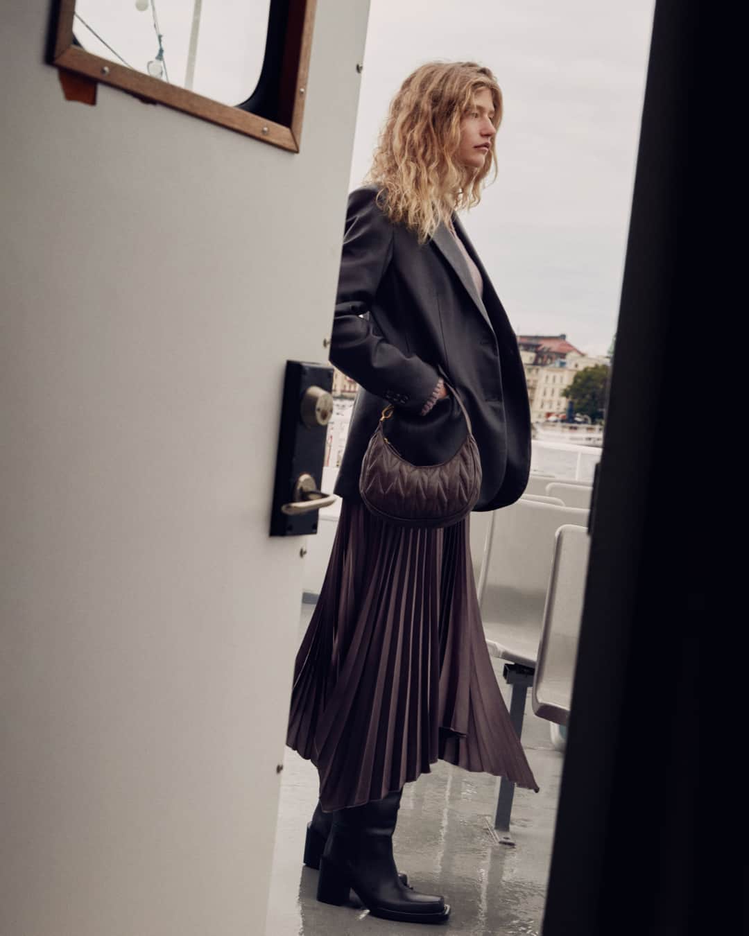 MANGOのインスタグラム：「Our latest arrivals redefine casual style with flowy garments combined with staples like this fitted blazer. Check them out at mango.com⁣ Jacket: 57095134 Bag: 57025806⁣ Sweater: 57005815 #MangoWoman」