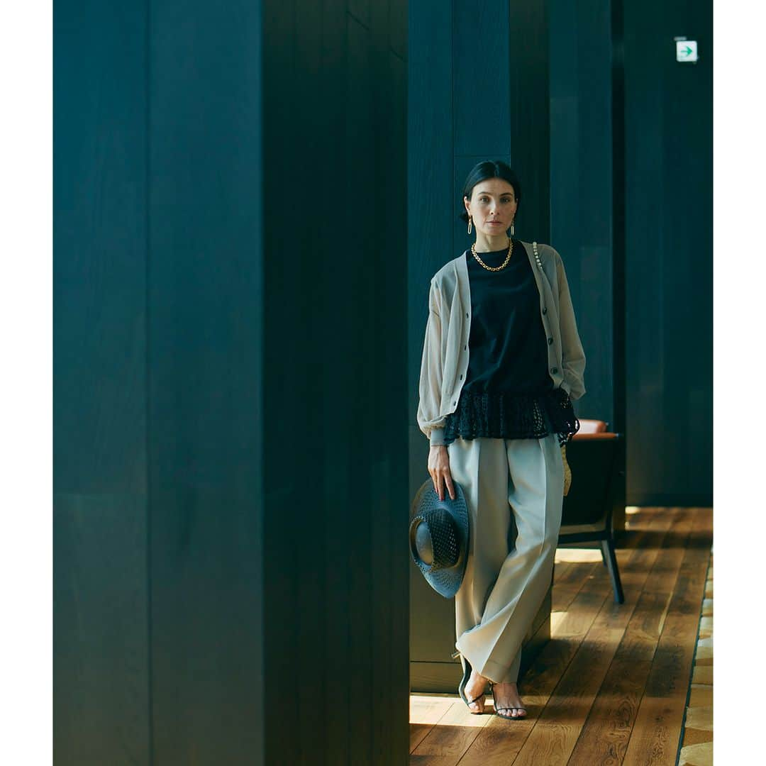 eclat.magazineさんのインスタグラム写真 - (eclat.magazineInstagram)「[50代の毎日コーデ]  裾にレースがついた黒のノースリーブトップスに、ハンサムなセンタープレスパンツのコーディネート。そこにシアー素材のカーディガンを羽織ると、季節感が難しい端境期のおしゃれがまとまる。  カーディガン¥24,200／アパルトモン 青山店(アパルトモン)　カットソー¥66,000／ドゥロワー 二子玉川店(ドゥロワー)　パンツ¥43,450／エディション 表参道ヒルズ店(ザ リラクス×エディション)　ピアス¥20,900・ネックレス¥28,600／八木通商(ローラ ロンバルディ)　帽子¥35,200(ヴァン パルマ)・バッグ¥55,000(バレン)／以上ウィム ガゼット 青山店　靴¥34,100 ／エリオポール代官山(トニービアンコ)  #毎日コーデ #50代コーデ #50代ファッション #アラフィーコーデ #アラフィーファッション #Jマダムのおしゃれ #エクラ #eclat #秋コーデ #秋ファッション  #lappartement #drawer  #lauralombardi  #thereracs  #edition  #vanpalma  #ballen  #tonybianco」9月19日 19時00分 - eclat.magazine