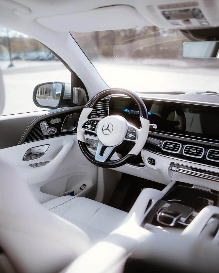 Mercedes-Benz Thailandさんのインスタグラム写真 - (Mercedes-Benz ThailandInstagram)「The embodiment of ultimate luxury. ✨  หรูหราอย่างเหนือระดับกับ Mercedes-Maybach GLS 600 4MATIC Premium อัครยานยนต์ระดับ High-End Luxury ที่มาพร้อมกระจังหน้าแนวตั้งขนาดใหญ่อันเป็นเอกลักษณ์แบบ Maybach รวมถึงดีไซน์ภายในกับพวงมาลัยมัลติฟังก์ชันแบบ 3 ก้าน หุ้มหนัง Nappa และดีไซน์ภายนอกสี Two Tone สะท้อนความโดดเด่นอย่างเป็นเอกลักษณ์  📷 @erik_degen with for #Mbcreator  *อุปกรณ์บางส่วนในภาพอาจแตกต่างจากที่จำหน่ายจริง โปรดตรวจสอบรายการอุปกรณ์ของรถยนต์แต่ละรุ่นที่ผู้จำหน่ายฯ อย่างเป็นทางการทั่วประเทศ​​  #Maybach #GLS #MercedesMaybach #MercedesBenzThailand」9月19日 19時00分 - mercedesbenzthailand
