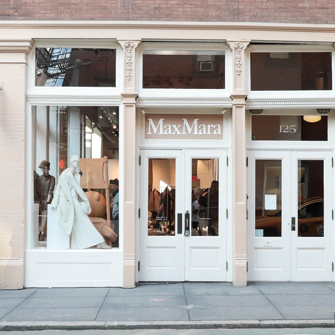 マックスマーラさんのインスタグラム写真 - (マックスマーラInstagram)「To celebrate the tenth anniversary of the Teddy Bear Icon Coat, Max Mara opened a seasonal pop-up boutique in Soho, New York at 125 Prince Street. Open now through Spring 2024, visit the pop-up to shop exclusive collections, Icon coats, ready-to-wear, accessories and more. #MaxMara⁠」9月19日 19時00分 - maxmara