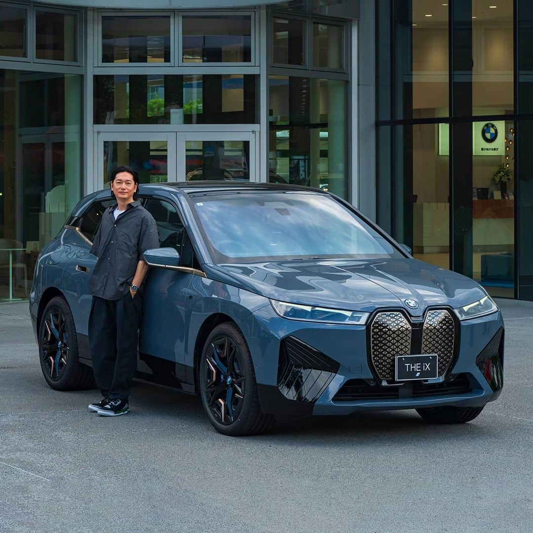 BMW Japanのインスタグラム：「未来のクルマへの架け橋となるBMW iX 井浦新さんとともに電気自動車の魅力に迫る。  映画を中⼼にドラマ、ナレーションなど幅広く活動され、サステナブルコスメ「Kruhi」を手がける井浦新さん（@el_arata_nest）にインタビュー。 初めて電気自動車を運転して感じたEVの走行性能、可能性、そして環境問題など貴重なお話を伺いました。  井浦新さんが思う、サステナブルな世界とは？インタビューの詳細は @bmwjapan アカウントトップのURLからチェック。  #BMW #駆けぬける歓び #BMWJapan #THEiX #BMWiX #BMWi #BornElectric #BMWElectric #electriccar #EVcar #電気自動車 #電気のチカラで新たなる歓びを #井浦新 #インタビュー」