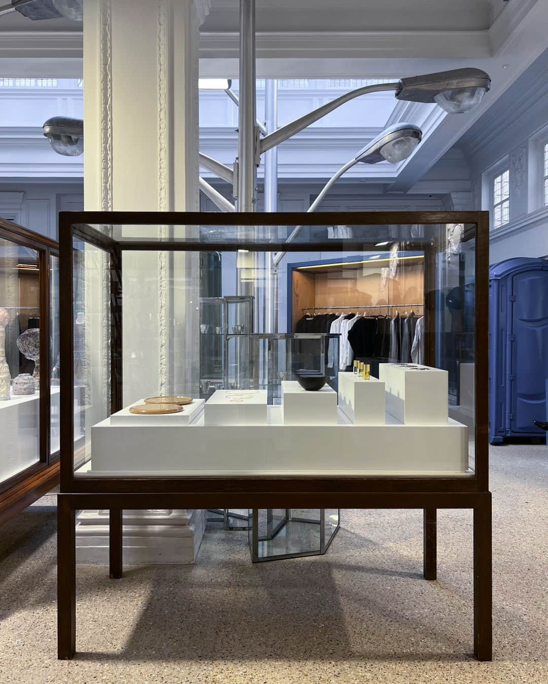 SHIHARAさんのインスタグラム写真 - (SHIHARAInstagram)「Michael Anastassiades + Shihara Installation at Dover Street Market London  9/14(木)よりDover Street Market Londonにて、Shiharaのフルコレクションに加え、プロダクトデザイナー Michael Anastassiadesとの共作コレクションConstruction Linesのインスタレーションが始まりました。  Join us in London for our first ever installation of the Michael Anastassiades +Shihara Construction Lines Collection from September 14 to 24 hosted by Dover Street Market London during London Design Week and London Fashion Week.  Michael AnastassiadesとShiharaの作品に共通する建築図面上の線を連想させるジュエリー、円形モチーフと日本の伝統的な技法を組み合わせたトレイ、古代工芸品に見られる普遍性を持つミラー、機能的なエッセンスを取り込みデザインされたディフューザーなどが揃う、Michael Anastassiades + Shihara の日本国外初となる展示です。ロンドンにご滞在されている方は、ぜひこの機会にご高覧ください。皆様のご来場をお待ちしております。  The installation includes the jewelry, handheld mirrors, oil diffusers and jewelry trays created in collaboration with Michael Anastassiades in addition to Shihara’s full collection of jewelry.  Dover Street Market London September 14 to 24, 2023 11:00-19:00 12:00-18:00 Sunday 18-22 Haymarket, London +44 207 518 0680  #doverstreetmarketlondon #shihara #shiharamichaelanastassiades #londonfashionweek #londondesignweek」9月19日 19時00分 - shihara