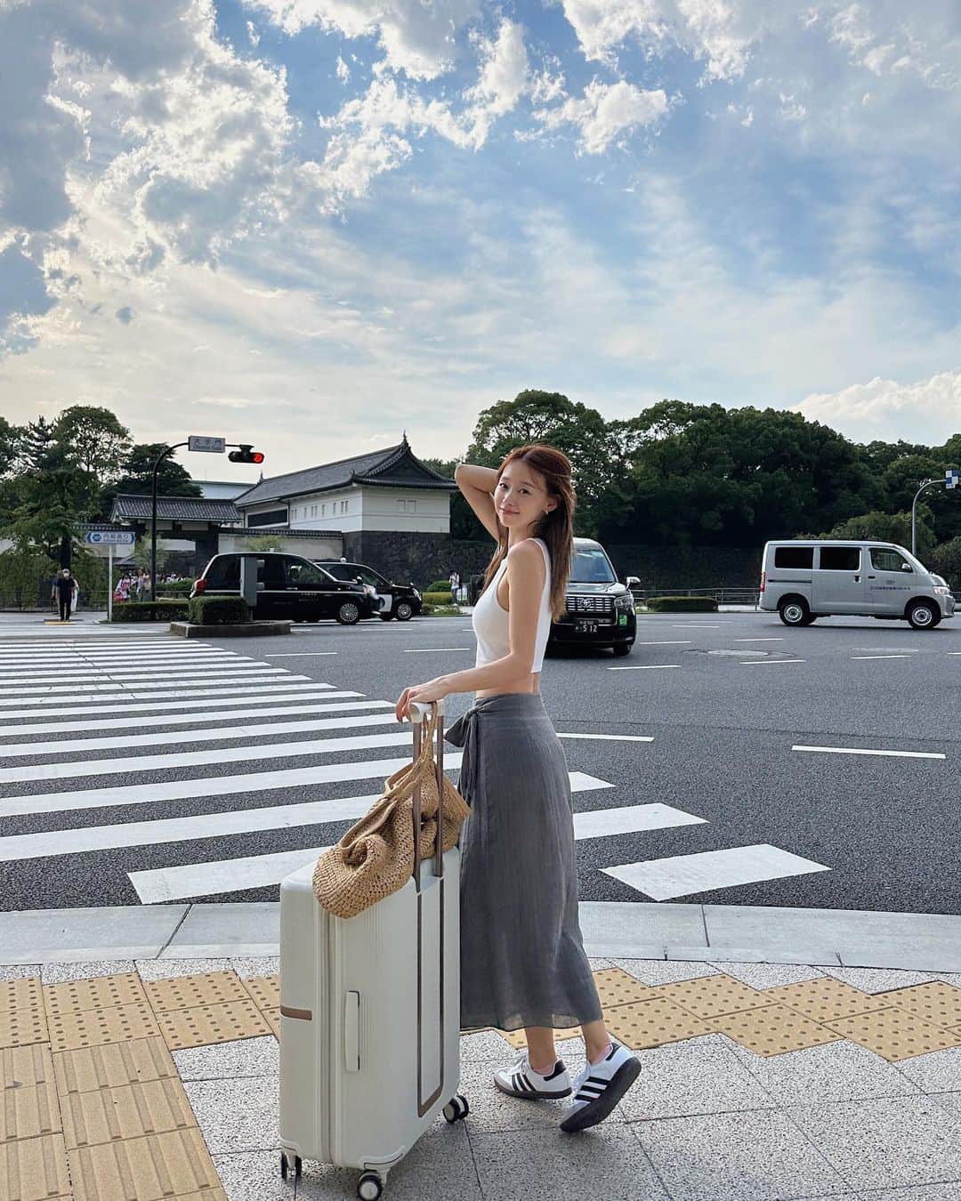 吳斐莉のインスタグラム：「之前帶這咖Samsonite MINTER行李箱出國，大家都稱讚的不得了😍 連這次帶去花蓮，也好多人私訊我 我必須說這真的是我出國旅行以來 用過功能最最最齊全貼心的一款了～  先說它的”專利減震輪系統” 這點真的超有感 因為以前常常再行走的時候 被自己的行李箱吵死 甚至還覺得有點丟臉🤦🏻‍♀️ 所以這個馬上就感受到拖起來聲音很小 而且也不會很刺耳 令人出國的心情非常愉悅🥰 滑起來當然滑順 各種角度也都很順手yo  再來就是超美的外觀😍 白色搭配內嵌式鋁合金好有質感啊～ 去了一趟日本回來還是很完美  而行李箱也是採可擴充形式 不用擔心回來塞不下 裡面的收納隔層我也很喜歡 甚至還有附收納袋‼️太貼心了～  最後是大家都超驚豔的➰ 行李箱的前面有個額外的收納吊掛 包包可以吊在上面 這樣真的輕鬆很多耶🥹 (當然要在治安好的國家才能這樣哦😂）  如果大家還不知道買什麼行李箱 Samsonite就是你們的首選啦～ 大品牌用起來安心 維修也更方便yo🫶🏻  推推 http://sams.to/7lk  @samsonite_taiwan   #Samsonite #SamsoniteTW #MINTER #流金箱」