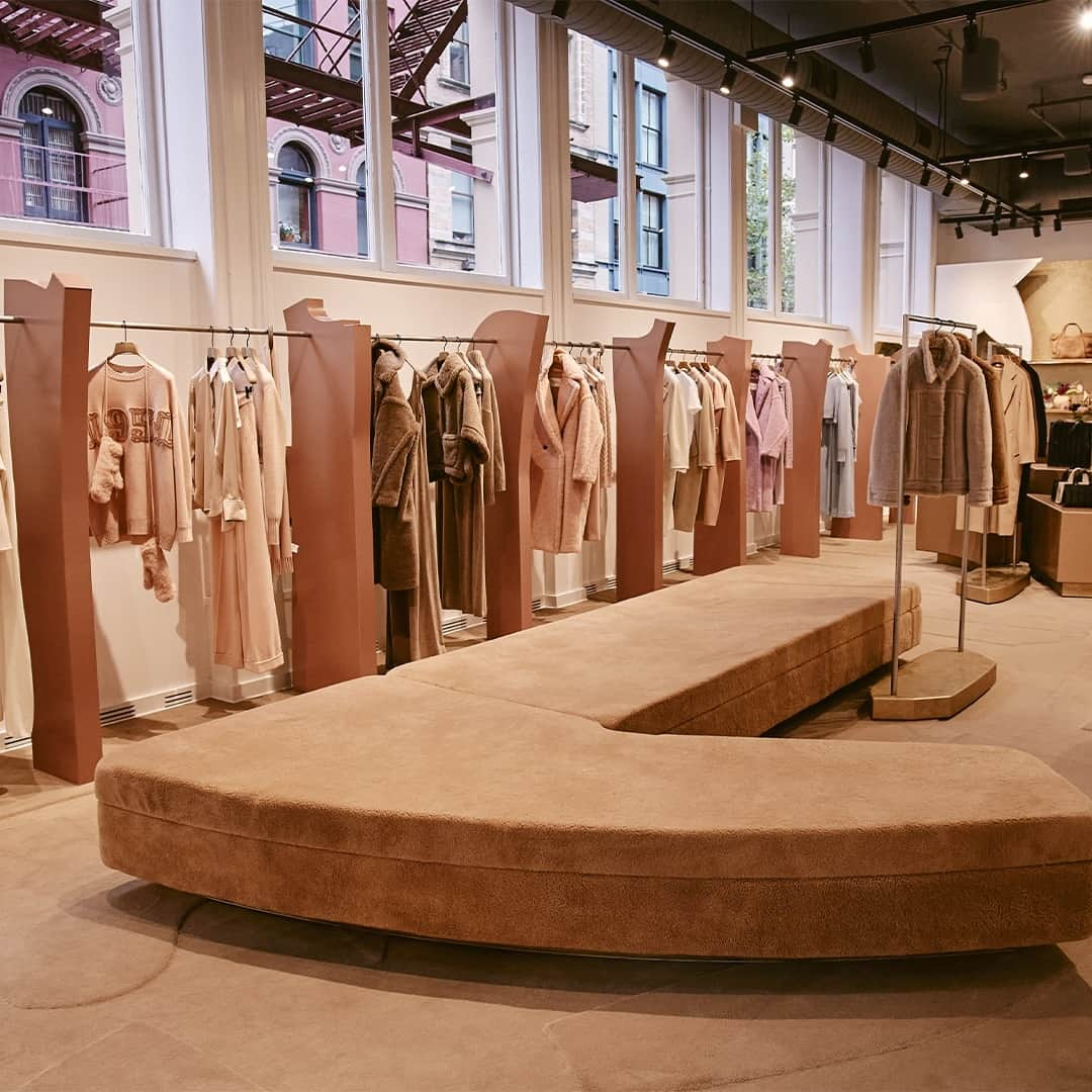 マックスマーラさんのインスタグラム写真 - (マックスマーラInstagram)「To celebrate the tenth anniversary of the Teddy Bear Icon Coat, Max Mara opened a seasonal pop-up boutique in Soho, New York at 125 Prince Street. Open now through Spring 2024, visit the pop-up to shop exclusive collections, Icon coats, ready-to-wear, accessories and more. #MaxMara⁠」9月19日 19時00分 - maxmara