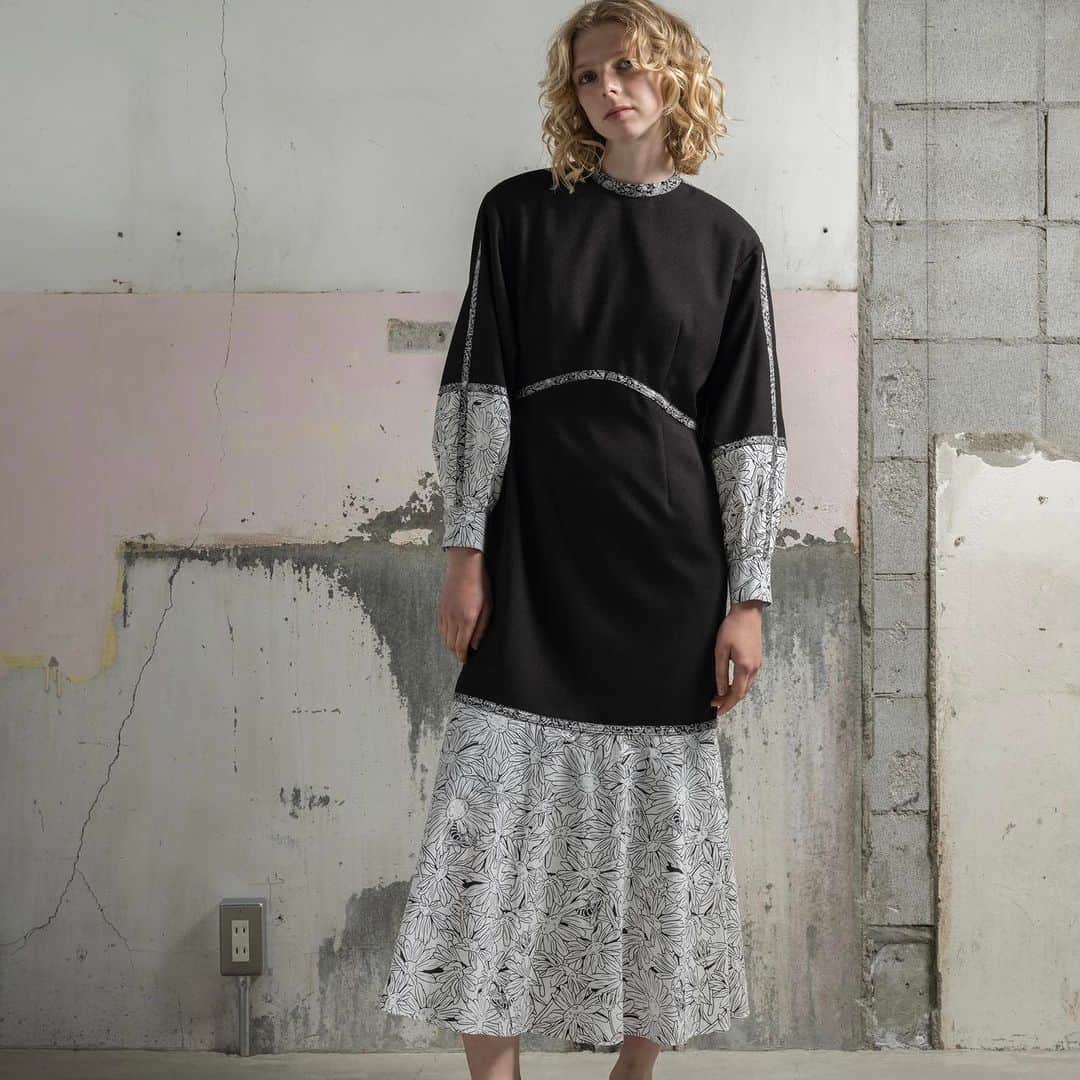 ミントデザインズのインスタグラム：「. -KURODA FLOWER DRESS-  マットな無地のツイル生地は膨らみがあり、ドレープ感が綺麗なシルエットなドレスです。 ライン使いでリバティのプリント生地を使用。 ウエスト高めの位置に切り替えがあり、ロングな丈感のためエレガントな印象です。 ピンクの色味はオリジナルで染色していて、より鮮やかな色使いになっています。  #mintdesigns #ミントデザインズ #2023aw」