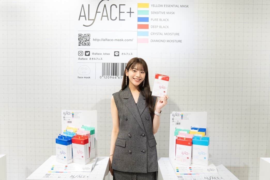 のインスタグラム：「‍ 先日、フェイスマスク オルフェスのイベントにて、MCをさせていただきました☺︎  この度オルフェスが大幅リニューアルして、成分がパワーアップしたそう。 6種類になり、ポイントをおさえて選びやすくなったみたいです🕊️  企画担当者の方のお話を聞いて、わたしはピンク色のダイヤモンドモイスチャーをルーティンで使い、 それでもお肌の調子が整わないときは緑色のセンシティブマスクを…というような使い方をしたいと思いました☺️  その日の自分の肌の調子や季節によって使い分けられるのが嬉しいですね✨  #オルフェス #シンオルフェス #シートマスク」