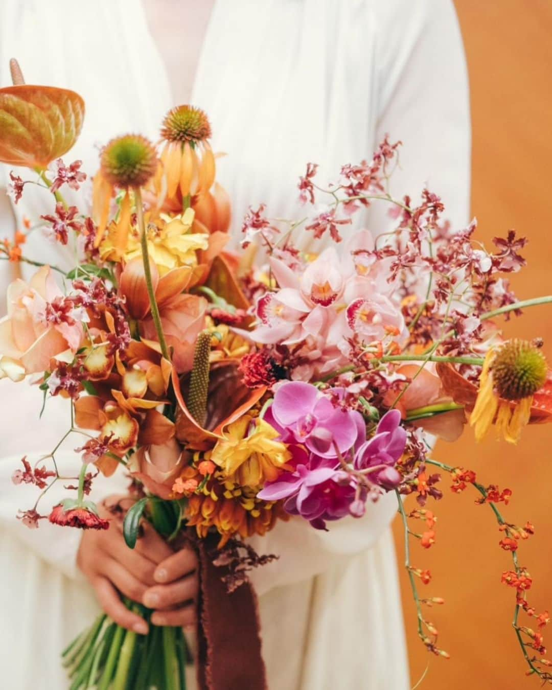 みんなのウェディングさんのインスタグラム写真 - (みんなのウェディングInstagram)「. . ˗ˏˋ Autumn Bouquet...♥ ˎˊ˗ . こんばんは🌙みんなのウェディングです☺️ ⁡ 本日は、秋冬のこっくりカラーがツボ！ 深めカラーが特徴の #ウェディングブーケ をお届け♥  ……………………………………………………………………  ˗ˏˋ #みんなのウェディング花嫁 でpostしよう🤍 ˎˊ˗  上記と #みんなのウェディング を付けて投稿すると このアカウントで紹介されるかも…🕊️ ぜひ皆さまのとっても素敵なお写真、お待ちしてます✨  ……………………………………………………………………  ⁡♡-----Special Thanks-----♡ @1218_oharu さま @itou.flowers さま @ntr_128 さま @______hn.wd123 さま @ay_wd_1221 さま @nmnm.wd さま  #前撮り や #ウェディングドレス 、 #お色直しドレス の参考にぜひご覧ください🌷  -------------------------------------------- ✨結婚式準備に役立つ情報を更新中 　@minnano_wedding 🔗をcheck🕊️ ・ ✨結婚式準備のお悩みや式場＆ドレスの予約相談は 《みんなのウェディング相談デスク》へ🕊️ ・ ✨結婚式場の口コミ・本物の費用明細は 《みんなのウェディング》結婚式場検索へ🕊️ --------------------------------------------  #ウェディングブーケ #ブライダルブーケ #結婚式ブーケ #クラッチブーケ #生花ブーケ #後撮りブーケ #前撮りブーケ #キャスケードブーケ #ドレス選び #テラコッタブーケ #ピンクブーケ #trunk花嫁 #ナンザンハウス花嫁 #ウェディングドレス　 #花嫁コーディネート #ナチュラルウェディング #アーティフィシャルフラワー #アーティフィシャルフラワーブーケ #2024春婚 #2024夏婚 #2023秋婚 #2023冬婚 #結婚式準備 #プレ花嫁 #プレ花嫁さんと繋がりたい」9月19日 19時00分 - minnano_wedding