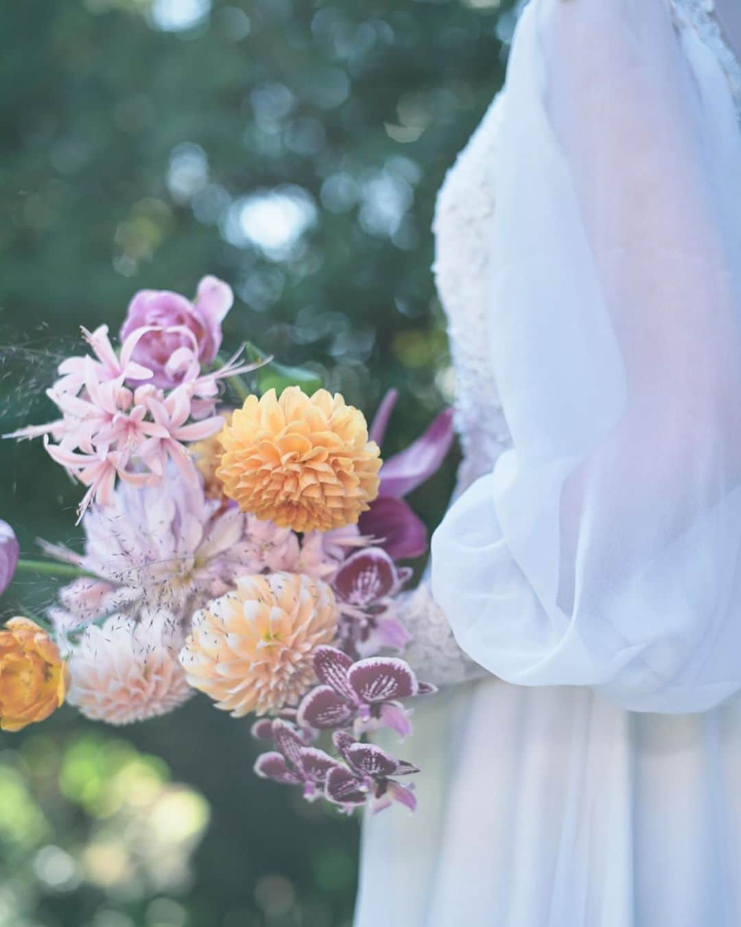 みんなのウェディングさんのインスタグラム写真 - (みんなのウェディングInstagram)「. . ˗ˏˋ Autumn Bouquet...♥ ˎˊ˗ . こんばんは🌙みんなのウェディングです☺️ ⁡ 本日は、秋冬のこっくりカラーがツボ！ 深めカラーが特徴の #ウェディングブーケ をお届け♥  ……………………………………………………………………  ˗ˏˋ #みんなのウェディング花嫁 でpostしよう🤍 ˎˊ˗  上記と #みんなのウェディング を付けて投稿すると このアカウントで紹介されるかも…🕊️ ぜひ皆さまのとっても素敵なお写真、お待ちしてます✨  ……………………………………………………………………  ⁡♡-----Special Thanks-----♡ @1218_oharu さま @itou.flowers さま @ntr_128 さま @______hn.wd123 さま @ay_wd_1221 さま @nmnm.wd さま  #前撮り や #ウェディングドレス 、 #お色直しドレス の参考にぜひご覧ください🌷  -------------------------------------------- ✨結婚式準備に役立つ情報を更新中 　@minnano_wedding 🔗をcheck🕊️ ・ ✨結婚式準備のお悩みや式場＆ドレスの予約相談は 《みんなのウェディング相談デスク》へ🕊️ ・ ✨結婚式場の口コミ・本物の費用明細は 《みんなのウェディング》結婚式場検索へ🕊️ --------------------------------------------  #ウェディングブーケ #ブライダルブーケ #結婚式ブーケ #クラッチブーケ #生花ブーケ #後撮りブーケ #前撮りブーケ #キャスケードブーケ #ドレス選び #テラコッタブーケ #ピンクブーケ #trunk花嫁 #ナンザンハウス花嫁 #ウェディングドレス　 #花嫁コーディネート #ナチュラルウェディング #アーティフィシャルフラワー #アーティフィシャルフラワーブーケ #2024春婚 #2024夏婚 #2023秋婚 #2023冬婚 #結婚式準備 #プレ花嫁 #プレ花嫁さんと繋がりたい」9月19日 19時00分 - minnano_wedding