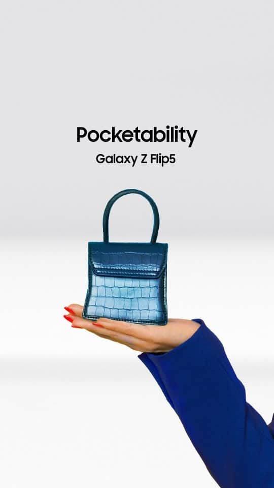Samsung Mobileのインスタグラム：「Fits in your favorite accessories. #GalaxyZFlip5 #JoinTheFlipSide  Learn more: samsung.com」
