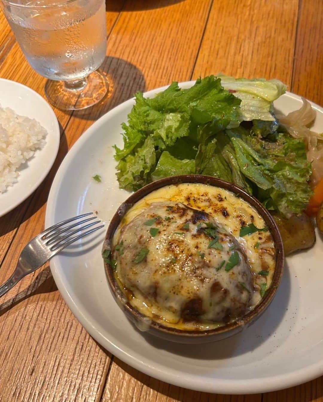 山之内すずのインスタグラム：「会社近くでランチした🍴 そして久しぶりに自分でメイクしたのよーん」