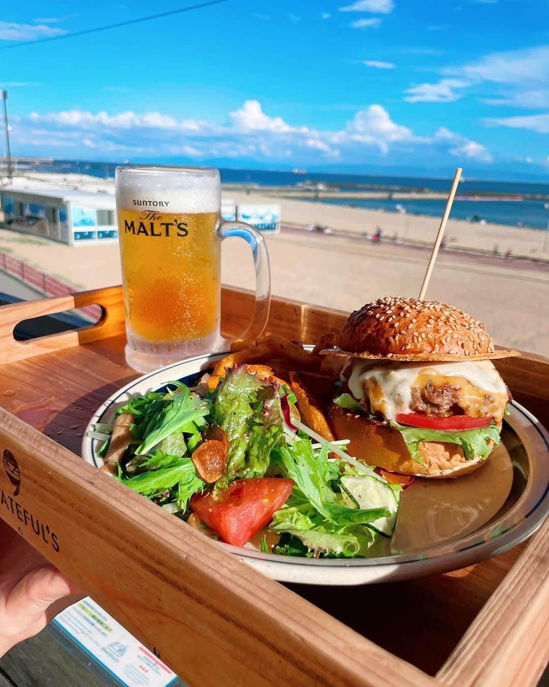 森夏子のインスタグラム：「🍔 まだまだ夏は終わらない👙  須磨BeachへGO 🚃💨  海 & 🍔 & 🍺　  🙌最高🙌  ポテトは絶対‼️‼️‼️  ケチャップ &  マスタード このMIXも絶対🤤  須磨のイイ所は JR須磨駅🚉降りたら 目の前がう〜みぃ〜🏖️  日差しギラギラ☀️ でも、風は心地よく〜  sunset time がオススメかも♡  📍JR須磨駅🚃下車すぐ  @gratefuls_kobe  🌴 7:30-21:00 (20:30L.O)  #gratefuls #グレイトフルズ #須磨海岸 #海の見えるカフェ #神戸海の見えるカフェ #海辺のカフェ  #海辺好きな人と繋がりたい  #神戸ハンバーガー #ハンバーガー巡り  #kobehambuger #kobebeef」