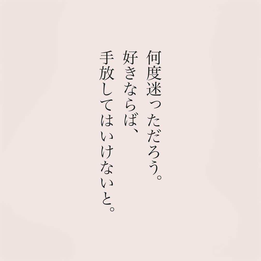 カフカさんのインスタグラム写真 - (カフカInstagram)「.  別れても、 その人の幸せを 願う事は本当に愛です。  #言葉#ことば#気持ち #想い#恋愛#恋#恋人 #好き#好きな人 #幸せ#しあわせ #会いたい#日常#日々　 #出会い#出逢い#大切  #運命の人 #女子#エッセイ#カップル　 #言葉の力  #大切な人 #大好き #運命 #失恋」9月19日 19時12分 - kafuka022