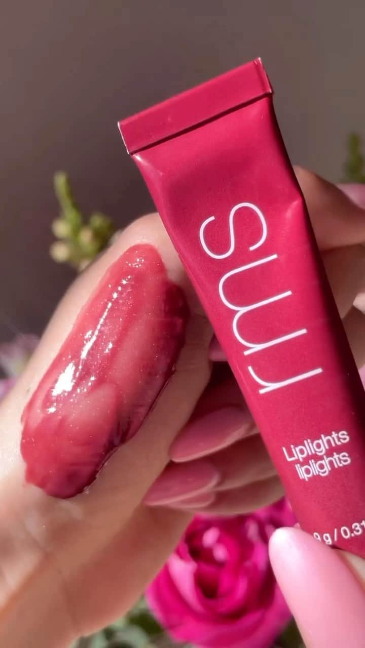 rms beautyのインスタグラム：「・ キスをしたくなるような クランベリーカラーの リップライツ リズム🍓  ✨リップグロスとして これひとつで、または他のアイテムに重ねて、 自然なツヤのある仕上がりに。  ✨トリートメントバームとして 持ち歩いていつでもどこでもケア。 スペシャルケアとして、塗って15分ほど置いて やさしくふき取ると、うるおい感をもたらし、 リップのベースを作ります。  ✨プランパーとして 植物性のペプチド※1 配合によって 唇にふっくらとした自然なボリュームを与えます※2。 （※1パルミトイルトリペプチド－38、皮膚保護剤） （※2メーキャップ効果による。効果には個人差があります。）  ぜひお試しください😊  #rms #rmsbeauty #rmsbeautyjapan #アールエムエス #リップライツ #リップグロス #リップトリートメント #リッププランパー #リップ　#ナチュラルコスメ #クリーンビューティー #サステナブル #cosmekitchen #コスメキッチン #makeupkitchen #メイクアップキッチン #zozocosme」