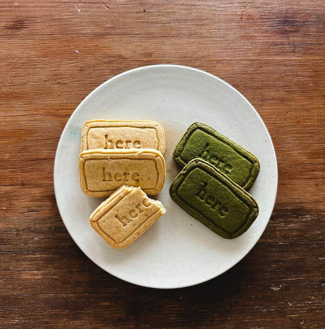 大瀧彩乃のインスタグラム：「・ here logo cookies 🍪  プレーン（米粉）と抹茶になります。  他にも米粉で作られた •ウィークエンドシトロン🍋 •ブルトンヌ が仲間入りしました🧑‍🍳🩶 店頭販売のみとなります。  #here#herekyoto#cookies#京都カフェ#京都グルメ#京都観光#清水寺カフェ」