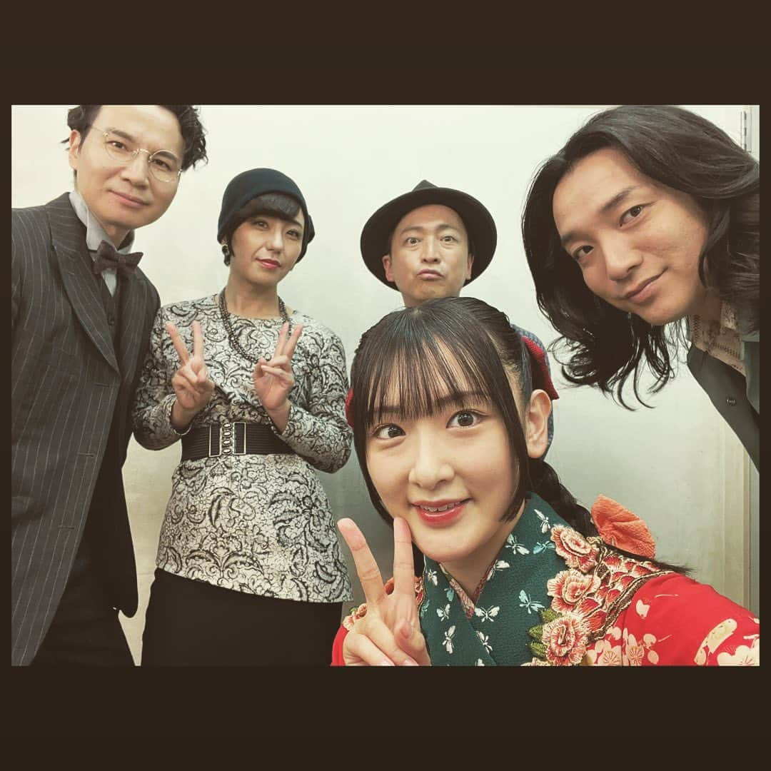 生駒里奈さんのインスタグラム写真 - (生駒里奈Instagram)「✴︎♑︎✴︎⁣ ⁣ 少年社中 ⁣ 25周年記念第二弾 ⁣ 第41回公演【光画楼喜譚】⁣ ⁣ 無事終幕致しました！⁣ ⁣ ご来場くださった皆様、応援してくださった皆様本当にありがとうございました！！⁣ ⁣ 私が演劇を始めた理由の少年社中さん⁣ ⁣ 20周年記念公演の⁣ トゥーランドットにも参加させて頂いてから、⁣ 5年経ったのもびっくりしたけど、⁣ ⁣ 劇団員さんの中に生駒1人！⁣ ⁣ もびっくりしましたが、⁣ ⁣ 毛利さんの描く作品を社中の皆さんと、小林至さんと共に作れた事が本当に嬉しくて、楽しくて、財産になりました！！⁣ ⁣ 今までは、⁣ もう二度と立てないかもしれない。。⁣ ⁣ って思って悲しくて泣いていたけど、⁣ ⁣ もう生駒は少年社中の家族になれたので⁣ ⁣ また実家に帰ってお芝居出来る！⁣ ⁣ てか、やるんだ！絶対！⁣ ⁣ って、楽しい未來を見れる様になって⁣ ⁣ 嬉しかった！！！⁣ ⁣ 毛利さんのやりたい事、夢を私も一緒に見たい。⁣ ⁣ そしてもっとお芝居上手くなって安心させたい😙⁣ ⁣ 血は繋がってなくても、絆が生まれたらかけがえのない存在になれる。家族になれる。⁣ ⁣ 毎日一緒にいなくても、今は届かなくても、絶対に無理だと思っても、⁣ ⁣ 自分が誠実に大事に頑張っていれば、⁣ ⁣ いつか。⁣ ⁣ 必ず形になる。⁣ ⁣ そうだよね。⁣ ⁣ ⁣ 辛い時もある。⁣ 人間は感情豊かな生き物が故に、辛いを生み出してしまう。⁣ ⁣ だから、幸せがある。⁣ 辛い分だけ、幸せがある。⁣ ⁣ 理解しなくてもいい。⁣ ⁣ 大丈夫っても言わない。保証もしない。⁣ ⁣ だけど、いつか。⁣ 幸せはやってくる。⁣ ⁣ そんな事を感じた日々でした。⁣ ⁣ ファンクラブにも、オフショット載せてます！⁣ 大事なのはそっちにこっそり載せてます(*´꒳`*)⁣ ⁣ ⁣ 光画楼喜譚裏話⁣ ⁣ 楽屋が広いとは言えないので（えへ）⁣ 毎日社中女子ズとあーでもないこーでもないって話しながらメイクするのが楽しかった！⁣ 生駒の笑い声が発声良すぎて響きがよかった。⁣ ⁣ 廿浦さん（つづさん）が⁣ 鳥目で暗点が見えない生駒を舞台袖まで誘導してくださってたのです！⁣ スーパーつづさん⁣ ⁣ えりさんも暗点見えなくて何回もぶつかってて⁣ もーっえりさんたらもーっ⁣ こまちったらもーって話してました☺️笑⁣ ⁣ 太郎さん扮するグラハムさんとのお芝居セッションは楽しかったなぁ。⁣ また会おうぞグラハムさん。⁣ 井俣さんのカメラワークも上手。⁣ ⁣ 川本さんが小道具の仮面や、写真やら作ってて⁣ いつか生駒のTシャツもデザインして欲しいな〜って思って(*´꒳`*)⁣ ⁣ 田辺さんとぐっと距離が縮まって嬉しかった🤩⁣ 田辺さんは甘いものが好き。⁣ 絞り出すセリフが面白くて毎日ガン見してました。⁣ ⁣ ⁣ とまぁ沢山あります！⁣ ので、ファンクラブイベントなどてまた話します(*´꒳`*)⁣ ⁣ さ、次のお仕事の台本読もう。⁣ ⁣ でもまたきっと。⁣ 光画楼は現れるでしょう。⁣ ⁣ きっと。ね。⁣ ⁣ #少年社中⁣ #光画楼喜譚⁣ #中野ザ・ポケット⁣ #毛利亘宏　さん⁣ #井俣太良　さん⁣ #大竹えり　さん⁣ #田辺幸太郎　さん⁣ #廿浦裕介　さん⁣ #加藤良子　さん⁣ #長谷川太郎　さん⁣ #杉山未央　さん⁣ #山川ありそ　さん⁣ #内山智絵　さん⁣ #川本裕之　さん⁣ #竹内尚文　さん⁣ #小林至　さん⁣ #生駒ちゃん」9月19日 19時06分 - ikomarina_1229