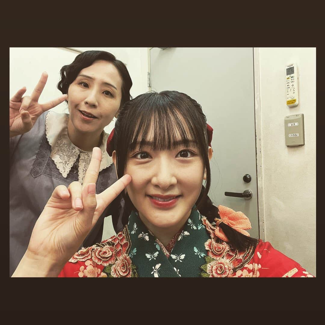 生駒里奈さんのインスタグラム写真 - (生駒里奈Instagram)「✴︎♑︎✴︎⁣ ⁣ 少年社中 ⁣ 25周年記念第二弾 ⁣ 第41回公演【光画楼喜譚】⁣ ⁣ 無事終幕致しました！⁣ ⁣ ご来場くださった皆様、応援してくださった皆様本当にありがとうございました！！⁣ ⁣ 私が演劇を始めた理由の少年社中さん⁣ ⁣ 20周年記念公演の⁣ トゥーランドットにも参加させて頂いてから、⁣ 5年経ったのもびっくりしたけど、⁣ ⁣ 劇団員さんの中に生駒1人！⁣ ⁣ もびっくりしましたが、⁣ ⁣ 毛利さんの描く作品を社中の皆さんと、小林至さんと共に作れた事が本当に嬉しくて、楽しくて、財産になりました！！⁣ ⁣ 今までは、⁣ もう二度と立てないかもしれない。。⁣ ⁣ って思って悲しくて泣いていたけど、⁣ ⁣ もう生駒は少年社中の家族になれたので⁣ ⁣ また実家に帰ってお芝居出来る！⁣ ⁣ てか、やるんだ！絶対！⁣ ⁣ って、楽しい未來を見れる様になって⁣ ⁣ 嬉しかった！！！⁣ ⁣ 毛利さんのやりたい事、夢を私も一緒に見たい。⁣ ⁣ そしてもっとお芝居上手くなって安心させたい😙⁣ ⁣ 血は繋がってなくても、絆が生まれたらかけがえのない存在になれる。家族になれる。⁣ ⁣ 毎日一緒にいなくても、今は届かなくても、絶対に無理だと思っても、⁣ ⁣ 自分が誠実に大事に頑張っていれば、⁣ ⁣ いつか。⁣ ⁣ 必ず形になる。⁣ ⁣ そうだよね。⁣ ⁣ ⁣ 辛い時もある。⁣ 人間は感情豊かな生き物が故に、辛いを生み出してしまう。⁣ ⁣ だから、幸せがある。⁣ 辛い分だけ、幸せがある。⁣ ⁣ 理解しなくてもいい。⁣ ⁣ 大丈夫っても言わない。保証もしない。⁣ ⁣ だけど、いつか。⁣ 幸せはやってくる。⁣ ⁣ そんな事を感じた日々でした。⁣ ⁣ ファンクラブにも、オフショット載せてます！⁣ 大事なのはそっちにこっそり載せてます(*´꒳`*)⁣ ⁣ ⁣ 光画楼喜譚裏話⁣ ⁣ 楽屋が広いとは言えないので（えへ）⁣ 毎日社中女子ズとあーでもないこーでもないって話しながらメイクするのが楽しかった！⁣ 生駒の笑い声が発声良すぎて響きがよかった。⁣ ⁣ 廿浦さん（つづさん）が⁣ 鳥目で暗点が見えない生駒を舞台袖まで誘導してくださってたのです！⁣ スーパーつづさん⁣ ⁣ えりさんも暗点見えなくて何回もぶつかってて⁣ もーっえりさんたらもーっ⁣ こまちったらもーって話してました☺️笑⁣ ⁣ 太郎さん扮するグラハムさんとのお芝居セッションは楽しかったなぁ。⁣ また会おうぞグラハムさん。⁣ 井俣さんのカメラワークも上手。⁣ ⁣ 川本さんが小道具の仮面や、写真やら作ってて⁣ いつか生駒のTシャツもデザインして欲しいな〜って思って(*´꒳`*)⁣ ⁣ 田辺さんとぐっと距離が縮まって嬉しかった🤩⁣ 田辺さんは甘いものが好き。⁣ 絞り出すセリフが面白くて毎日ガン見してました。⁣ ⁣ ⁣ とまぁ沢山あります！⁣ ので、ファンクラブイベントなどてまた話します(*´꒳`*)⁣ ⁣ さ、次のお仕事の台本読もう。⁣ ⁣ でもまたきっと。⁣ 光画楼は現れるでしょう。⁣ ⁣ きっと。ね。⁣ ⁣ #少年社中⁣ #光画楼喜譚⁣ #中野ザ・ポケット⁣ #毛利亘宏　さん⁣ #井俣太良　さん⁣ #大竹えり　さん⁣ #田辺幸太郎　さん⁣ #廿浦裕介　さん⁣ #加藤良子　さん⁣ #長谷川太郎　さん⁣ #杉山未央　さん⁣ #山川ありそ　さん⁣ #内山智絵　さん⁣ #川本裕之　さん⁣ #竹内尚文　さん⁣ #小林至　さん⁣ #生駒ちゃん」9月19日 19時06分 - ikomarina_1229