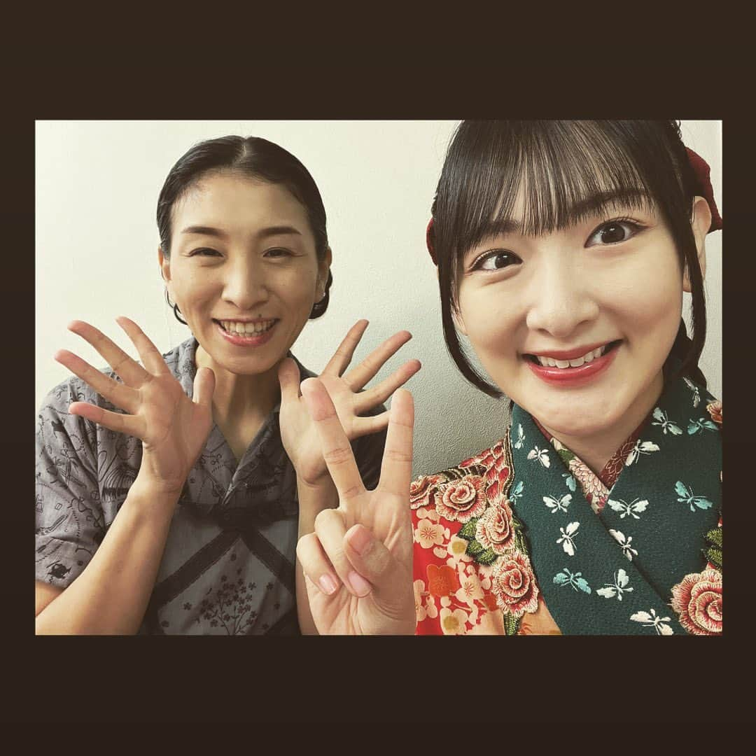 生駒里奈さんのインスタグラム写真 - (生駒里奈Instagram)「✴︎♑︎✴︎⁣ ⁣ 少年社中 ⁣ 25周年記念第二弾 ⁣ 第41回公演【光画楼喜譚】⁣ ⁣ 無事終幕致しました！⁣ ⁣ ご来場くださった皆様、応援してくださった皆様本当にありがとうございました！！⁣ ⁣ 私が演劇を始めた理由の少年社中さん⁣ ⁣ 20周年記念公演の⁣ トゥーランドットにも参加させて頂いてから、⁣ 5年経ったのもびっくりしたけど、⁣ ⁣ 劇団員さんの中に生駒1人！⁣ ⁣ もびっくりしましたが、⁣ ⁣ 毛利さんの描く作品を社中の皆さんと、小林至さんと共に作れた事が本当に嬉しくて、楽しくて、財産になりました！！⁣ ⁣ 今までは、⁣ もう二度と立てないかもしれない。。⁣ ⁣ って思って悲しくて泣いていたけど、⁣ ⁣ もう生駒は少年社中の家族になれたので⁣ ⁣ また実家に帰ってお芝居出来る！⁣ ⁣ てか、やるんだ！絶対！⁣ ⁣ って、楽しい未來を見れる様になって⁣ ⁣ 嬉しかった！！！⁣ ⁣ 毛利さんのやりたい事、夢を私も一緒に見たい。⁣ ⁣ そしてもっとお芝居上手くなって安心させたい😙⁣ ⁣ 血は繋がってなくても、絆が生まれたらかけがえのない存在になれる。家族になれる。⁣ ⁣ 毎日一緒にいなくても、今は届かなくても、絶対に無理だと思っても、⁣ ⁣ 自分が誠実に大事に頑張っていれば、⁣ ⁣ いつか。⁣ ⁣ 必ず形になる。⁣ ⁣ そうだよね。⁣ ⁣ ⁣ 辛い時もある。⁣ 人間は感情豊かな生き物が故に、辛いを生み出してしまう。⁣ ⁣ だから、幸せがある。⁣ 辛い分だけ、幸せがある。⁣ ⁣ 理解しなくてもいい。⁣ ⁣ 大丈夫っても言わない。保証もしない。⁣ ⁣ だけど、いつか。⁣ 幸せはやってくる。⁣ ⁣ そんな事を感じた日々でした。⁣ ⁣ ファンクラブにも、オフショット載せてます！⁣ 大事なのはそっちにこっそり載せてます(*´꒳`*)⁣ ⁣ ⁣ 光画楼喜譚裏話⁣ ⁣ 楽屋が広いとは言えないので（えへ）⁣ 毎日社中女子ズとあーでもないこーでもないって話しながらメイクするのが楽しかった！⁣ 生駒の笑い声が発声良すぎて響きがよかった。⁣ ⁣ 廿浦さん（つづさん）が⁣ 鳥目で暗点が見えない生駒を舞台袖まで誘導してくださってたのです！⁣ スーパーつづさん⁣ ⁣ えりさんも暗点見えなくて何回もぶつかってて⁣ もーっえりさんたらもーっ⁣ こまちったらもーって話してました☺️笑⁣ ⁣ 太郎さん扮するグラハムさんとのお芝居セッションは楽しかったなぁ。⁣ また会おうぞグラハムさん。⁣ 井俣さんのカメラワークも上手。⁣ ⁣ 川本さんが小道具の仮面や、写真やら作ってて⁣ いつか生駒のTシャツもデザインして欲しいな〜って思って(*´꒳`*)⁣ ⁣ 田辺さんとぐっと距離が縮まって嬉しかった🤩⁣ 田辺さんは甘いものが好き。⁣ 絞り出すセリフが面白くて毎日ガン見してました。⁣ ⁣ ⁣ とまぁ沢山あります！⁣ ので、ファンクラブイベントなどてまた話します(*´꒳`*)⁣ ⁣ さ、次のお仕事の台本読もう。⁣ ⁣ でもまたきっと。⁣ 光画楼は現れるでしょう。⁣ ⁣ きっと。ね。⁣ ⁣ #少年社中⁣ #光画楼喜譚⁣ #中野ザ・ポケット⁣ #毛利亘宏　さん⁣ #井俣太良　さん⁣ #大竹えり　さん⁣ #田辺幸太郎　さん⁣ #廿浦裕介　さん⁣ #加藤良子　さん⁣ #長谷川太郎　さん⁣ #杉山未央　さん⁣ #山川ありそ　さん⁣ #内山智絵　さん⁣ #川本裕之　さん⁣ #竹内尚文　さん⁣ #小林至　さん⁣ #生駒ちゃん」9月19日 19時06分 - ikomarina_1229