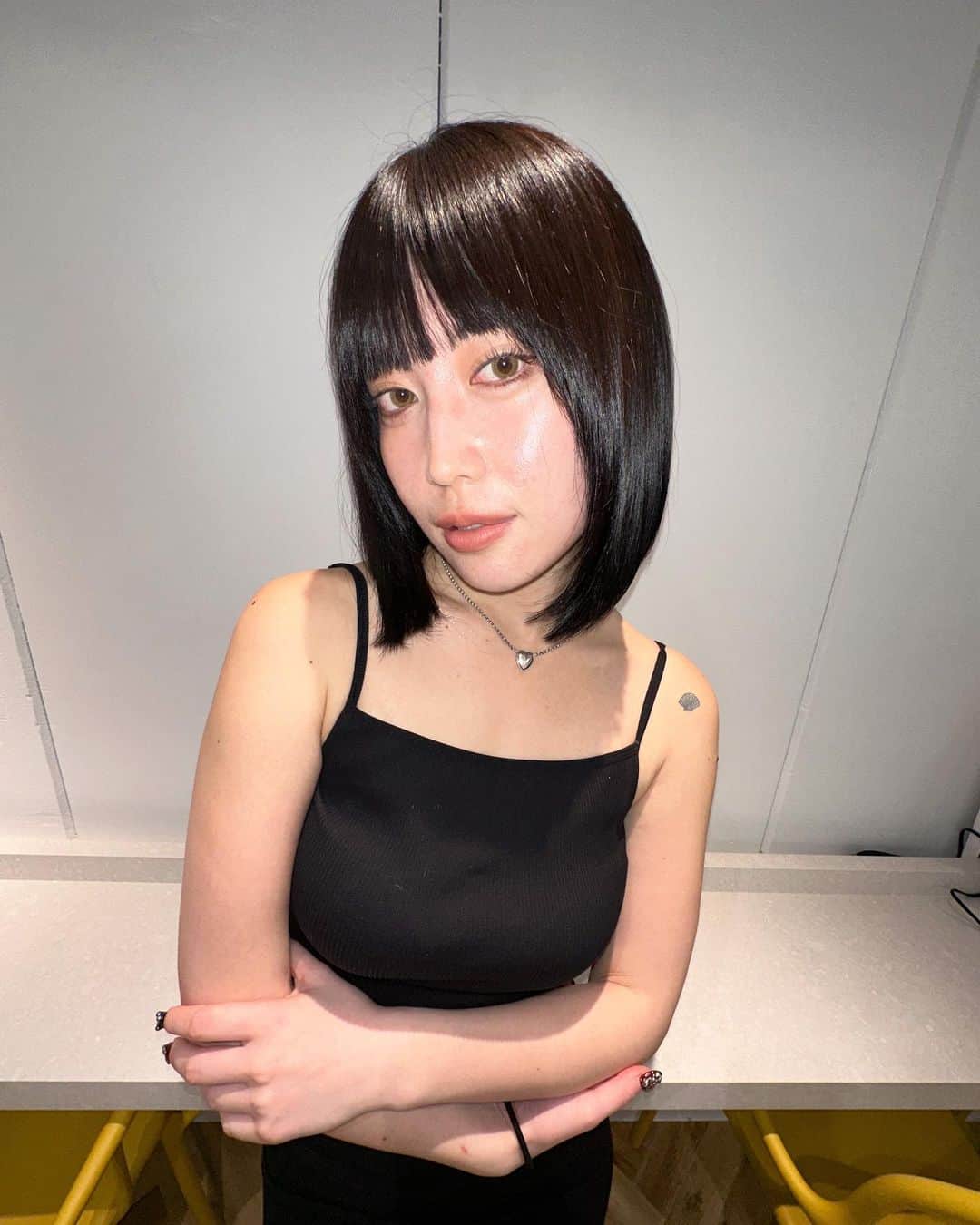 柚月瀬那のインスタグラム：「New hair🖤 Hair color and treatment by @w___0819 エクステオフしてカラーとTOKIOトリートメントわたる君！ありがぴょ！😭  cut by @romp_satoru さとるんるんにいつもカット任せてるんだけど理想のカット💇🏻‍♀️最高なの🙇」