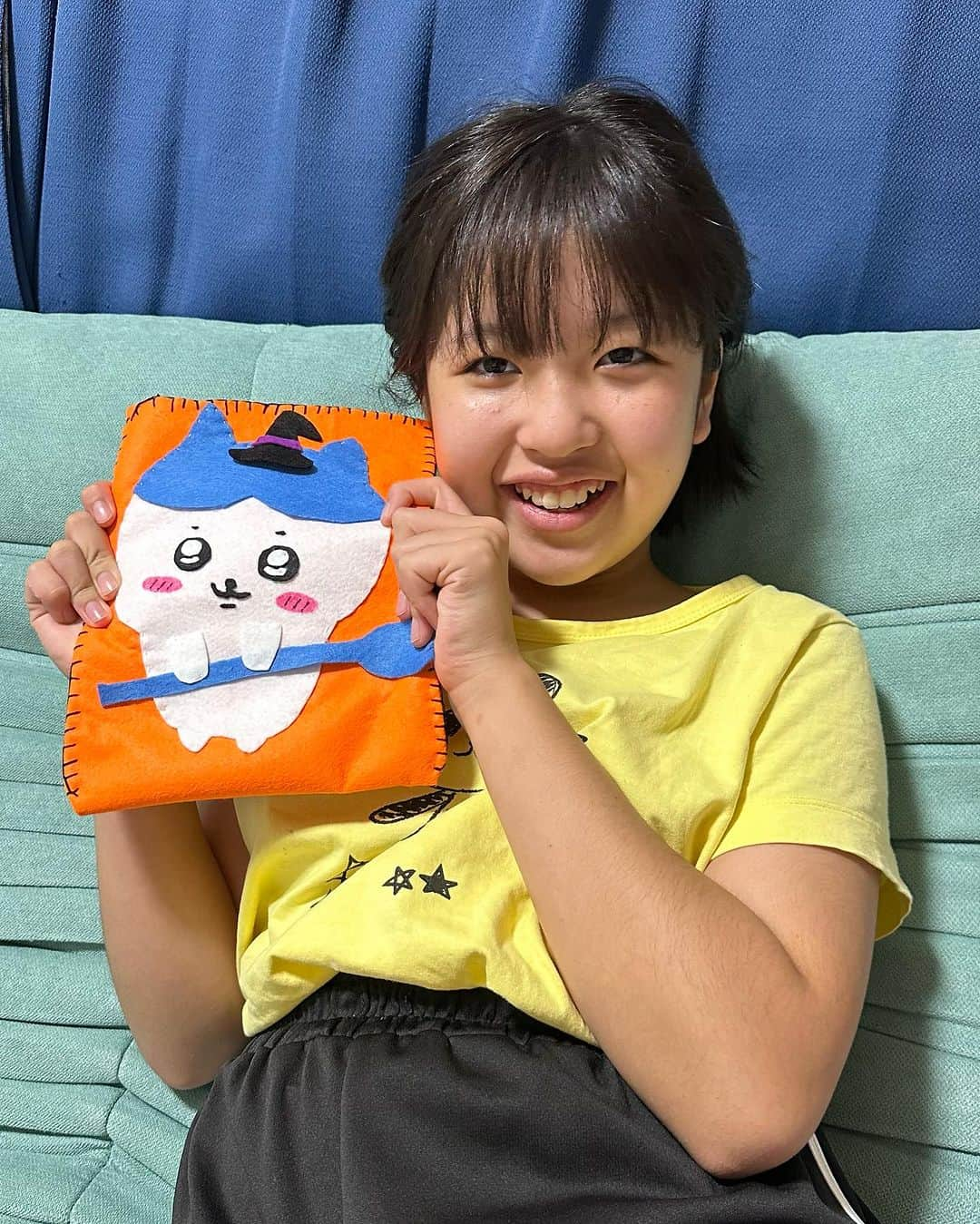 はちゅさんのインスタグラム写真 - (はちゅInstagram)「ハロウィンにお菓子入れてくるポシェット一緒に作ってみた！#ちいかわ #ハロウィン #手作り #はちわれ」9月19日 19時09分 - nanairotube