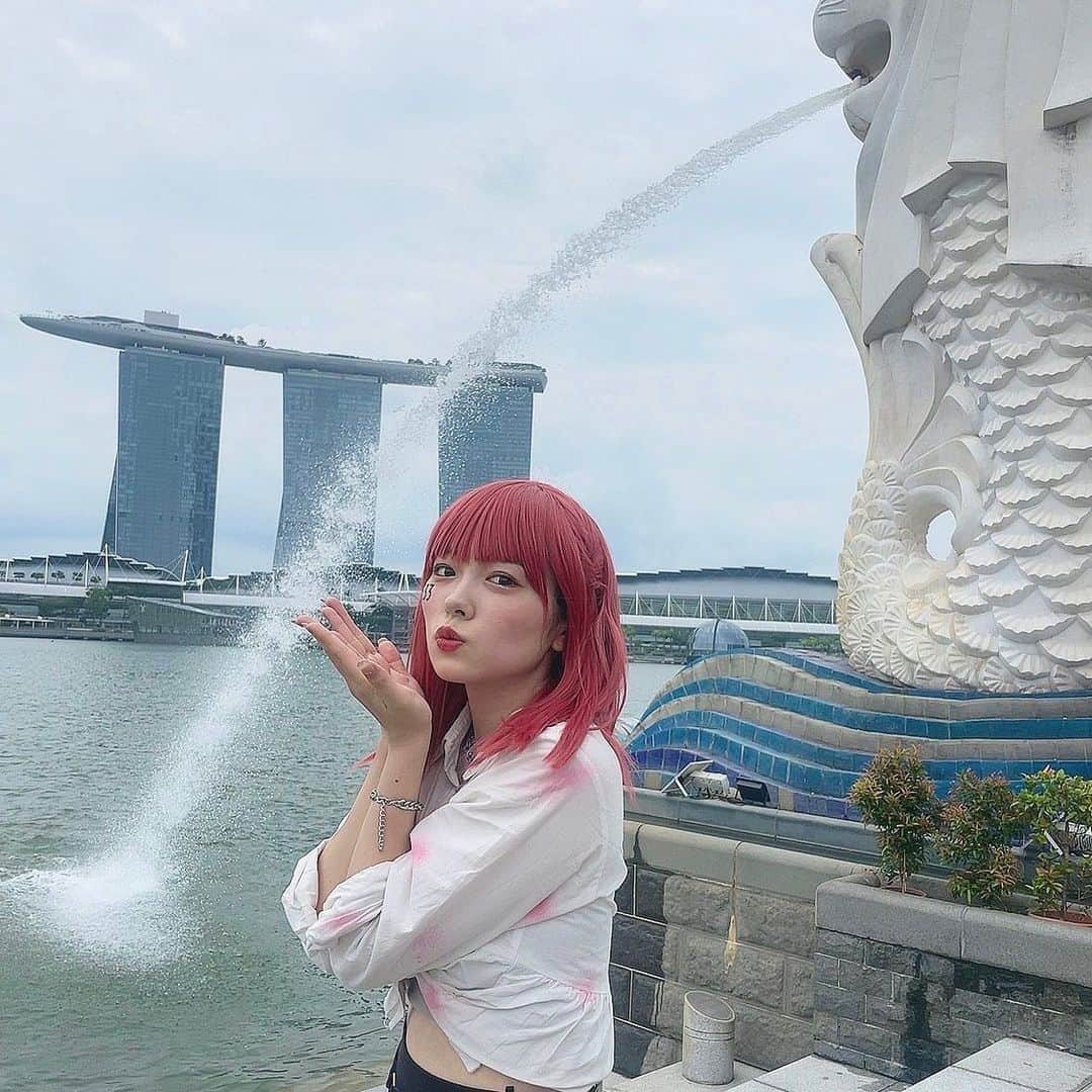 橋本紗奈のインスタグラム：「この格好で色んなところ行きましたとさ❣️ . . . #シンガポール #シンガポール旅行 #マーライオン #マーライオン公園 #ベイサンズ #マリーナベイサンズ #CloneGirls #idol #japanese」