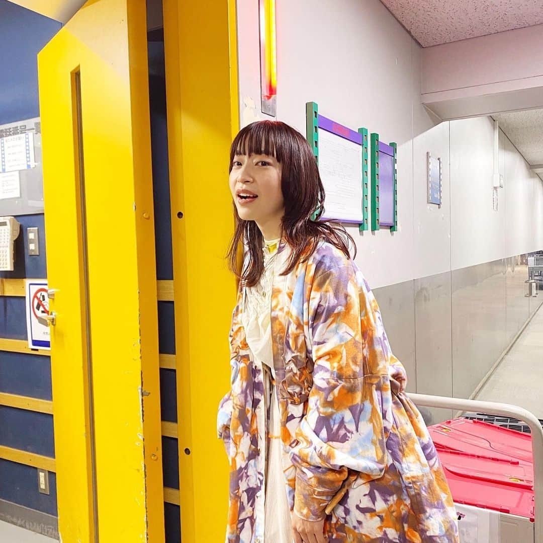 ヒグチアイのインスタグラム：「遅くなりましたが、オールナイトフジコありがとうございました。 夜中までハイパワーで楽しむみなさんが素敵だなあと思いながらのライブでした。 佐久間さん、さらばの森田さん、オズワルドの伊藤さん、推してくださってありがとうございます✌️  ちなみに好きな人はこの回だけ観てなかったみたい😂なんでやねん！😂  見逃しはTVerへどうぞ。 https://tver.jp/episodes/ep9e8nf9gt  そしてライブで歌った「恋の色」がエンディングになっているドラマ「初恋、ざらり」は今週が最終回。 ただただ幸せであってほしいな、と思って作った曲です。みんなで2人を見守れたらな、と。  「初恋、ざらり」は今週金曜。 9月22日(金) 深夜24時12分～ https://tver.jp/episodes/epe9br12bf」