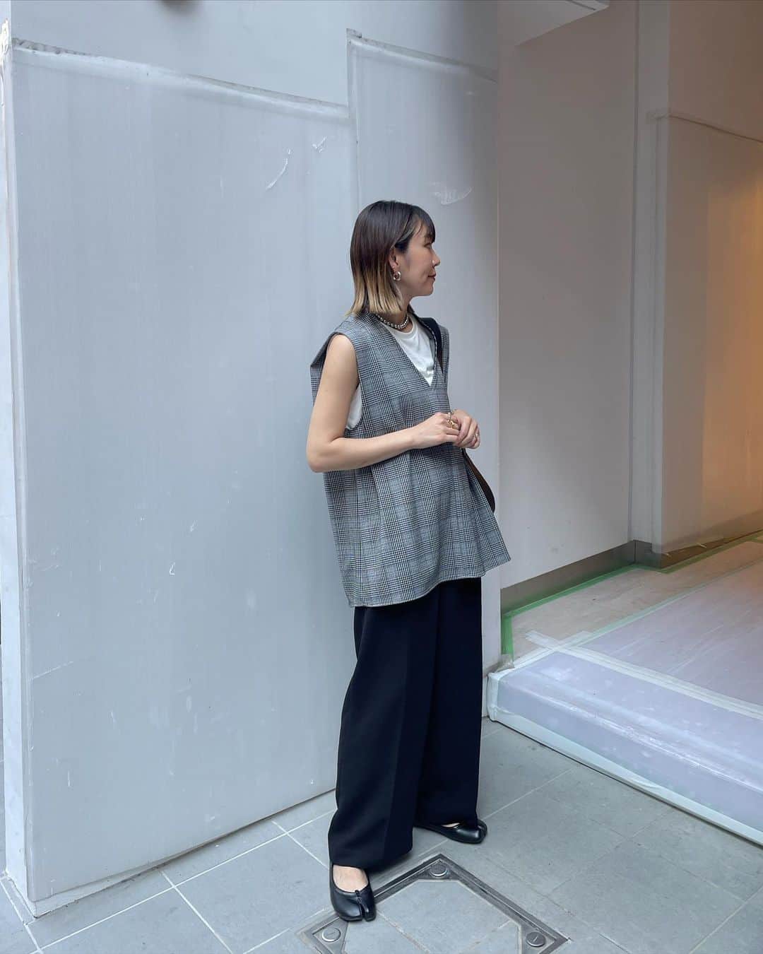 のインスタグラム：「2023/09/19  .  今日体育祭予備日だったので 仕事お休み〜。 お家でグダグダ。平日の昼間1人で 家にいるの久しぶり😳笑  .  展示会でオーダーしていた @elura_official のベスト。 秋らしいグレンチェックで 左サイドのボタンが可愛い💙 骨格ナチュラルにオススメなデザインだよ✨  いつもの私にしては大人なコーデ♥♥  .  #elura #エルーラ #大人の悩みに効くコーデ  #elura2023aw」