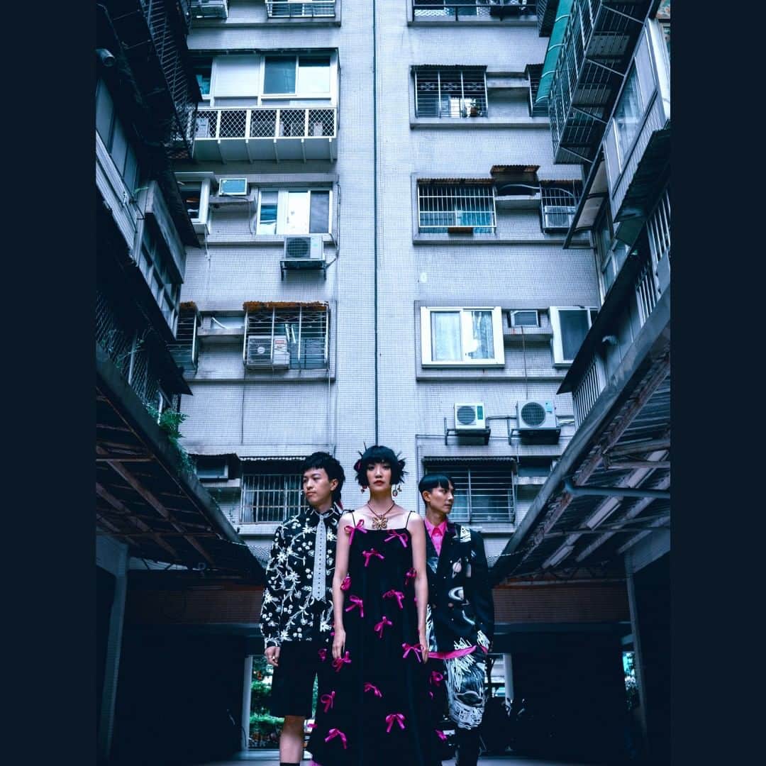 のインスタグラム：「#ElephantGym The "WORLD" Tour🐘✨  2024 1/25(木) 大阪・BIGCAT 1/27(土) 愛知・ボトムライン 1/28(日) 東京・Spotify O-EAST 【ゲスト】#象眠舎  🎫チケット先行受付中🔥 期間：受付中～10/1(日) 23:59まで！  お見逃しなく🎵  #大象體操  🔍チケットは「Elephant Gym ぴあ」で検索！」