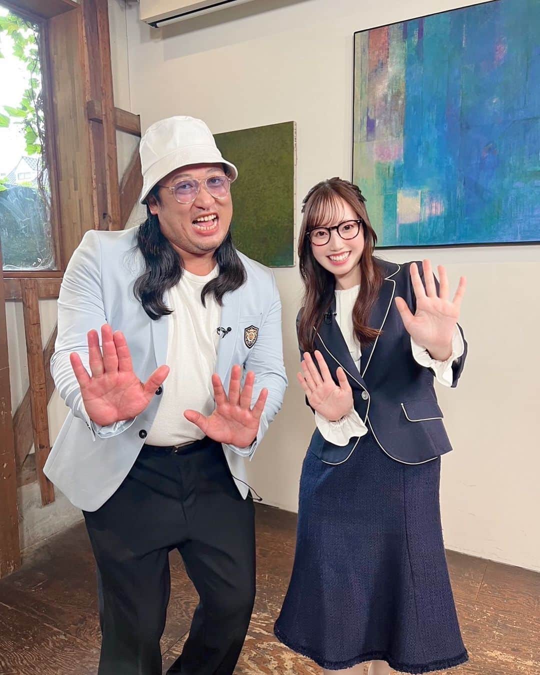 石井奏美のインスタグラム：「10月1日放送の特別番組、 どんな番組かというと…  このポーズがヒントかも💡  何かを押す…推す…お酢…🍣？  #岡山#香川#ロバート秋山　さん #アナウンサー#okayama#kagawa」