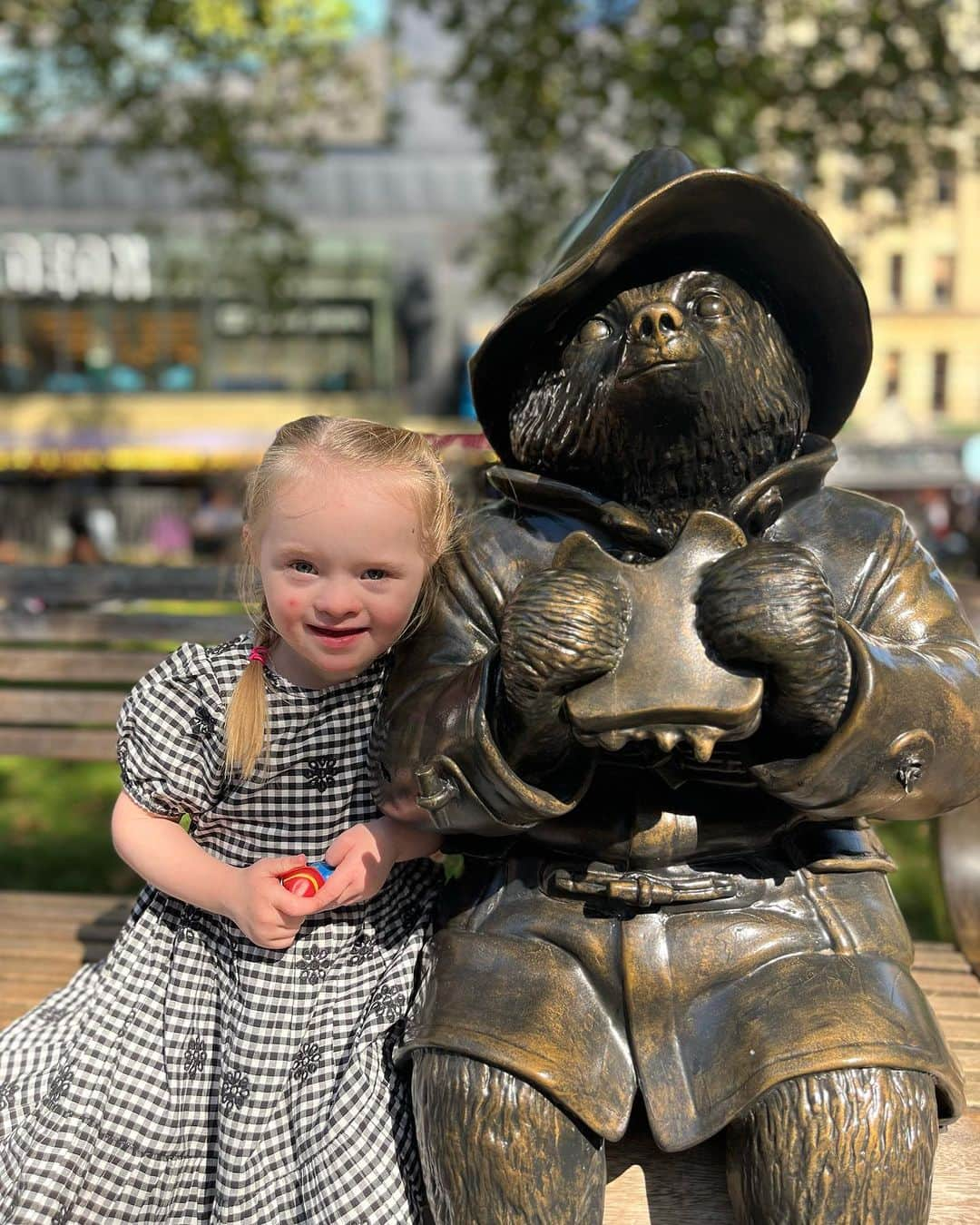 Paddington Bearのインスタグラム：「Elevenses are always better with good company 🐾  📸 @henriettalivesey」