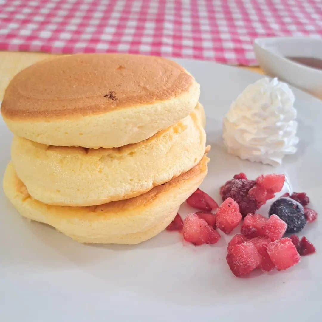 サニーマートさんのインスタグラム写真 - (サニーマートInstagram)「スフレパンケーキが食べたくなり作ってみました！  始めはふわっふわにならなかっり熱が入らなくて焼けなかったり試行錯誤してやっとできました💦  ちょっとしたデザートにいかが？😋  #デザート　#スイーツ #デザートレシピ #スイーツレシピ #パンケーキ #スフレパンケーキ #ふわふわパンケーキ #パンケーキ食べたい #サニーマート」9月19日 19時14分 - sunny__mart