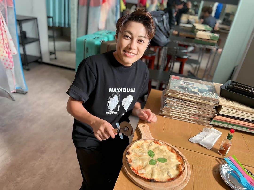 はやぶさのインスタグラム：「こんばんは^ ^ 先日の写真より… 美味しそうなピザ🍕を スタッフのみなさんといただきました！！ マルシェさんは、お食事も美味しくてお楽しみいただけますよ^_^  【EN】  Good evening ^ ^  From the other day... We had a delicious pizza 🍕 with our staff!  Marche-san is also a great place to enjoy a delicious meal ^_^.  #はやぶさ #ヒカル #ヤマト #大滝ひかる #駿河ヤマト #イベント #一日一枚  #写真  #hayabusa #hikaru #yamato #event  #picstory  #picstagram #photooftheday  #photogram  #hayabusadiary  #はやぶさの日記  #fotohariini」