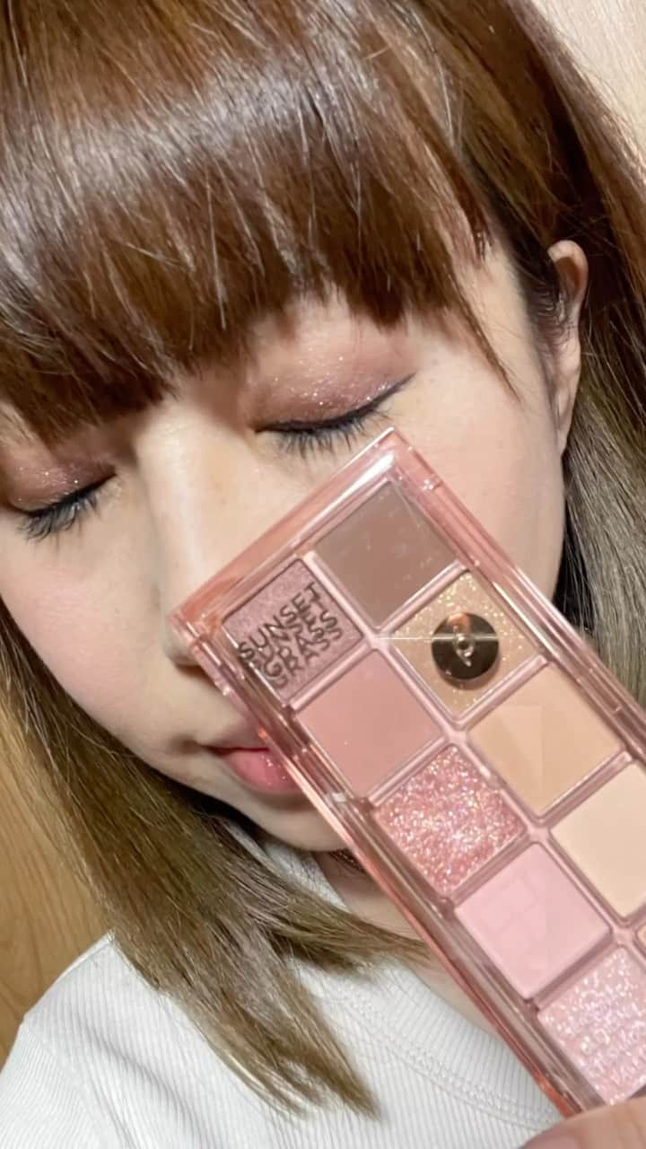 前田友理香のインスタグラム：「ピーチシーの「シーズナルブレンディングアイシャドウパレット」をGETε(*╹◡╹*)з  カラーバリエーションすごい！  秋メイク楽しむぞっ！！  PR @cipicipi_official  #PR #ピーチシー #osina #推品買い #osinaでコスメ無料 #シーズナルブレンディングアイシャドウパレット」