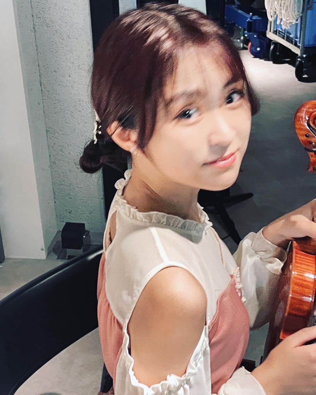 のインスタグラム：「あんまりしない髪型にしてもらった時の📸  ツアーまであと数日、練習頑張る！！  高松亜衣リサイタルツアー2023「Diavolo」  📍名古屋公演　2023.9.22(金) 📍神戸公演　2023.9.24(日) 📍東京公演　2023.9.27(水)  まずは名古屋！皆様のご来場お待ちしています✨  チケットはプロフィールのハイライト「出演情報」へ！  東京公演の一般が完売みたいです！ありがとうございます😊」
