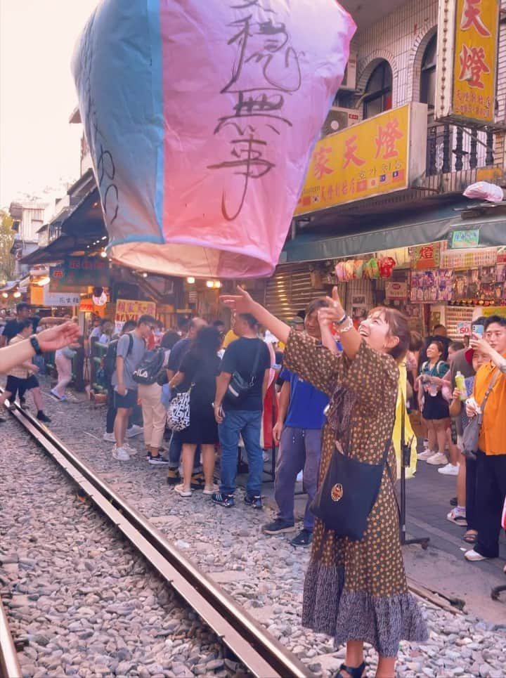 スザンヌのインスタグラム：「世の中の暮らしが穏やかで安らかにいられますように♡ 安穏無事を祈って🙏  #十份 #ランタン #天燈 #ランタン飛ばし  十份にある商店街、十份老街（シーフェンラオジェ。） ランタン屋が軒を連ねていてノスタルジックでだいすきな場所になった！ （台湾3度目ではじめて来れた！♡）  十份老街で購入ランタンに願い事を書いて空に飛ばすの 赤色のランタンは健康運❤️さくら色のランタンは幸福運🩷黄色のランタンは金運💛単色は200元、4色は250元☜たくさん叶うのにそんな変わらずリーズナブル笑 だったから願い事を1つに絞れない☜我々は複数色のランタン♡  4つの面に願い事を書いたランタンを 電車が来ないタイミングを見計らって、平渓線の線路から飛ばしました🎈  息子はべんきょうがんばるって かわいぃ〜 がんばれーっ💪  嘘みたいに青い空🩵 ランタンが飛んでいく様子は美しくて言葉が出ないよ  本当に行けてよかったぁぁぁ！  ともみの願い事ぜーっっんぶ叶いますように♡ みんな幸せになりますように🙏  #台湾 #台湾旅 #台湾旅行 #台湾グルメ #台湾観光 #十份老街 #台湾親子旅 #台湾子連れ旅 #スザ旅」