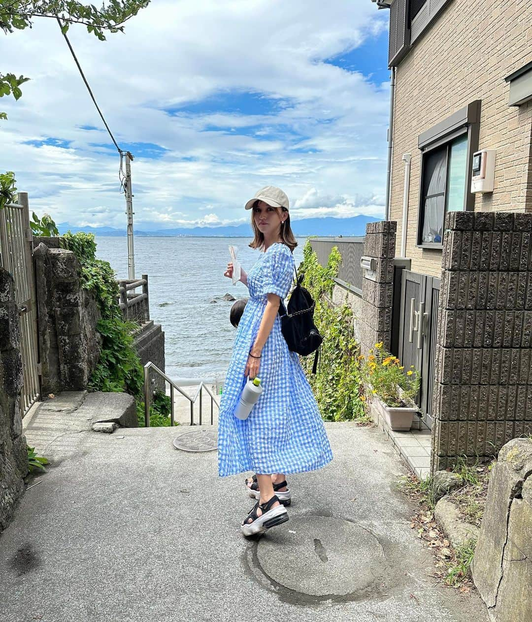 奥山絵里奈さんのインスタグラム写真 - (奥山絵里奈Instagram)「#江ノ島 に行く時必ず #たこせん 食べるんだー🐙 凄く美味しい💓  海にも寄って 貝殻🐚とかも探しました🎵  けいくんと #リンクコーデ しました🎵  どちらも @shein_japan   #shein購入品 #sheinコーデ #江ノ島グルメ #江ノ島観光 #親子リンクコーデ #親子コーデ #ママコーデプチプラ #チェック柄 #セットアップコーデ #セットアップ男子 #エアマックスココ #旅行コーデ #江ノ島デート #海コーデ #ワンピースコーデ#160cmコーデ#ママリュック」9月19日 19時16分 - erinaokuyama