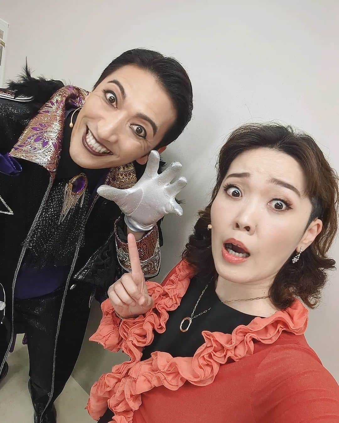 隅田美保さんのインスタグラム写真 - (隅田美保Instagram)「///  千穐楽目前にして ラスト3公演が中止になってしまい 皆さまの前で最後のご挨拶が出来ないまま 幕をおろすことになりました 悩みぶつかりながらも 最後には全てをプラスに捉え 皆で笑えていたのが この座組の強みだと思います 日々のなんてことない小さな幸せが 稽古から2ヶ月過ぎた先では とても大きな幸せになっていて 皆が愛しい存在になっていました  そして 何よりスタッフや関係者の皆さんには 溢れんばかりの気持ちや心配りを 頂戴し支えて頂きました。  観劇下さった皆さま 楽しみにして下さっていたのに 会えなかった皆さま  心から感謝します 真心をこめてありがとうございました！  穴杉ヨシコ役 / 隅田美保  #ミュージカル #浜村渚の計算ノート #アーカイブ配信はまだ受付中です #良ければ見てね #最後に載せたTOBIさんの謎の発声練習 #私の渾身のツッコミで仲の良さが伝わるはず」9月19日 19時18分 - miho_sumida1129